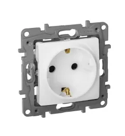 ETIKA Розетка 1-местная с заземлением с защитными шторками 16А белый