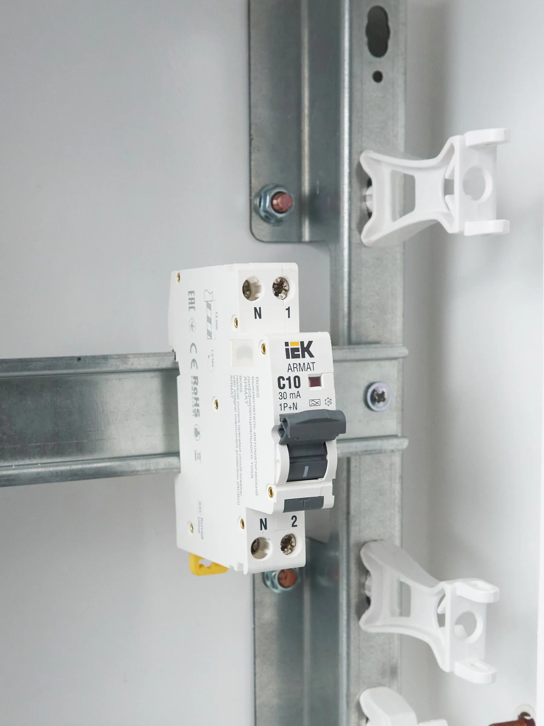ARMAT Автоматический выключатель дифференциального тока B06S 1P+NP C10 30мА тип A (18мм) IEK - Фото 5