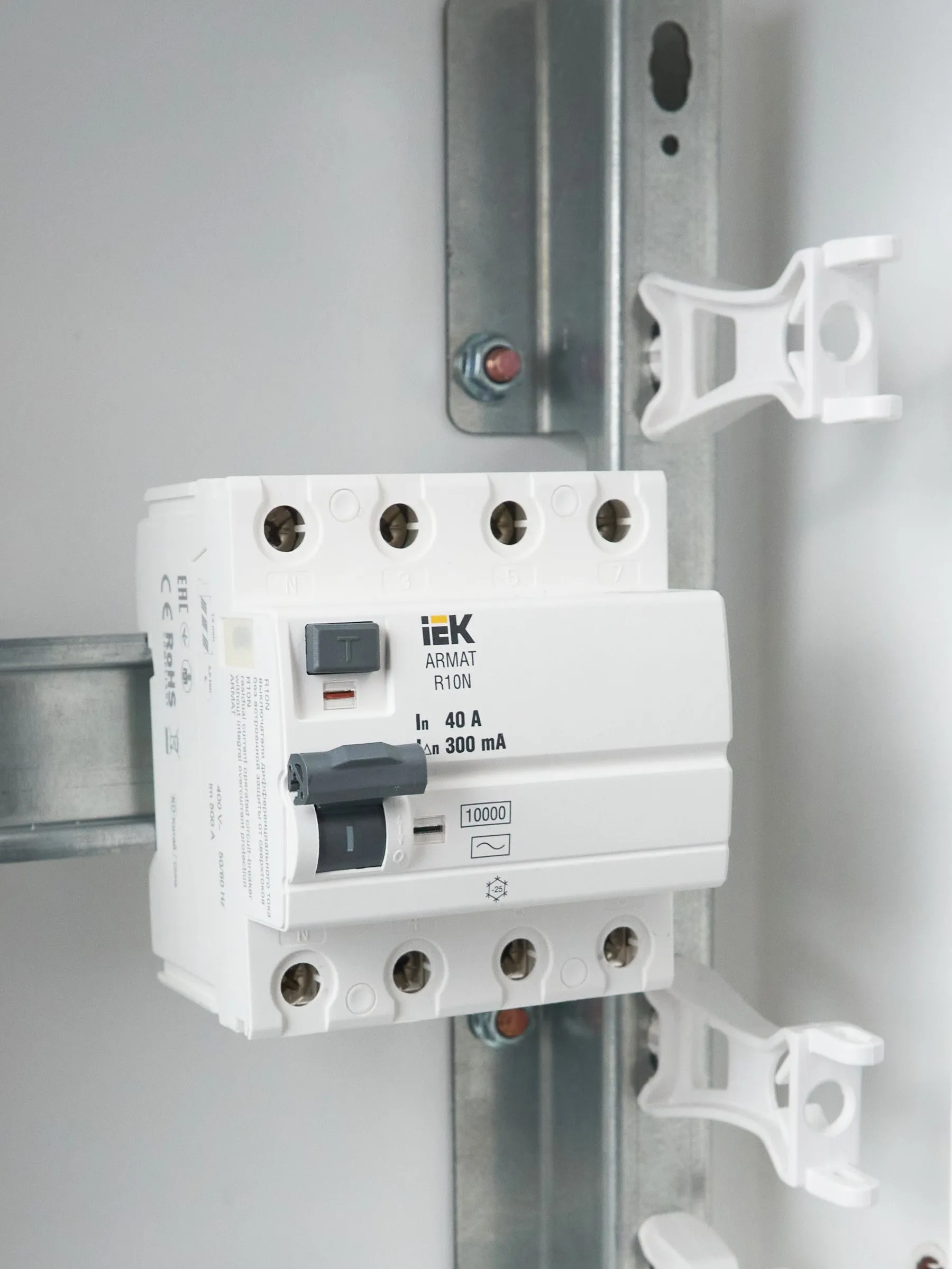 ARMAT Выключатель дифференциального тока R10N 4P 40А 300мА тип AC IEK - Фото 5