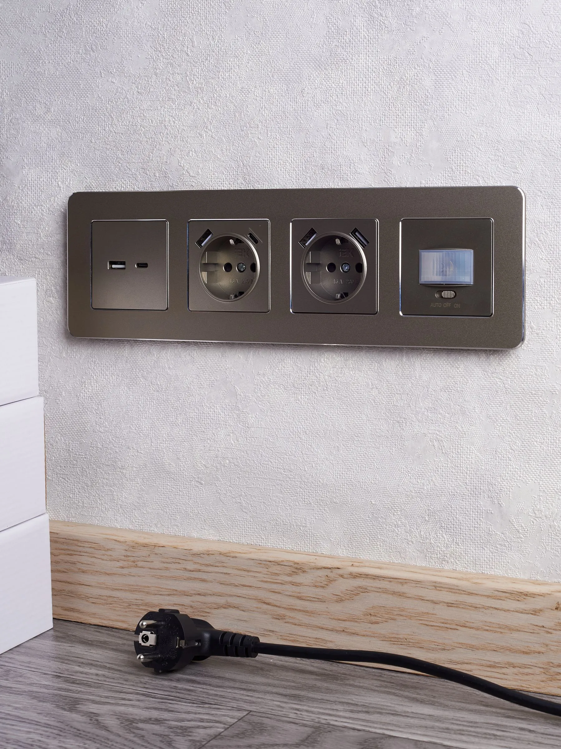 BRITE Розетка 1-местная с заземлением с защитными шторками 16А с USB A+C 18Вт РЮш11-1-БрШ шампань IEK - Фото 6