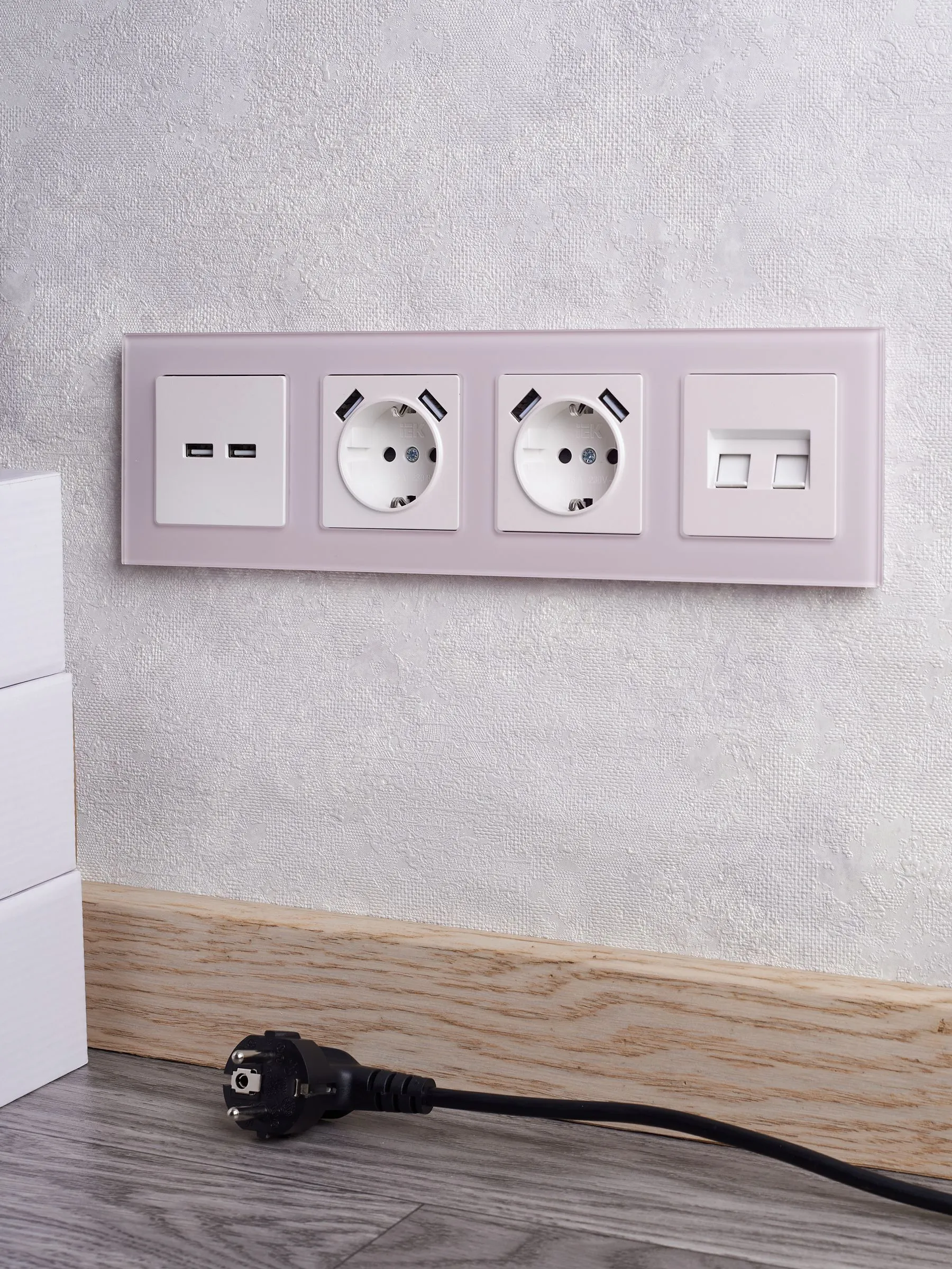 BRITE Рамка 4-местная РУ-4-2-Бр стекло розовый матовый IEK - Фото 6