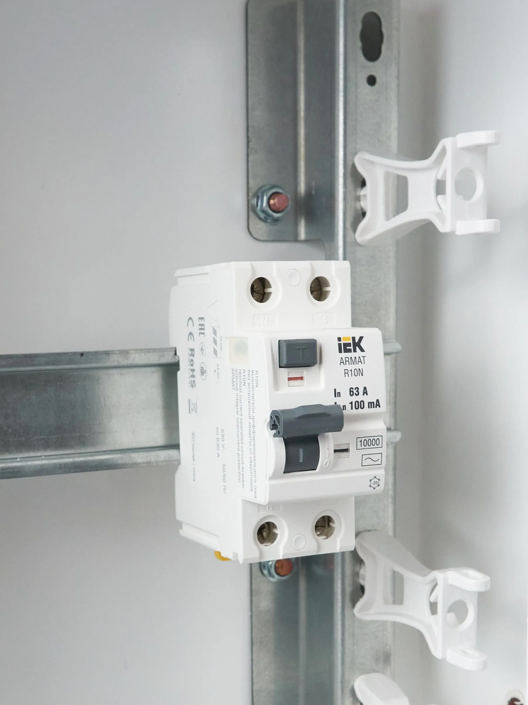 ARMAT Выключатель дифференциального тока R10N 2P 63А 100мА тип AC IEK - Фото 4