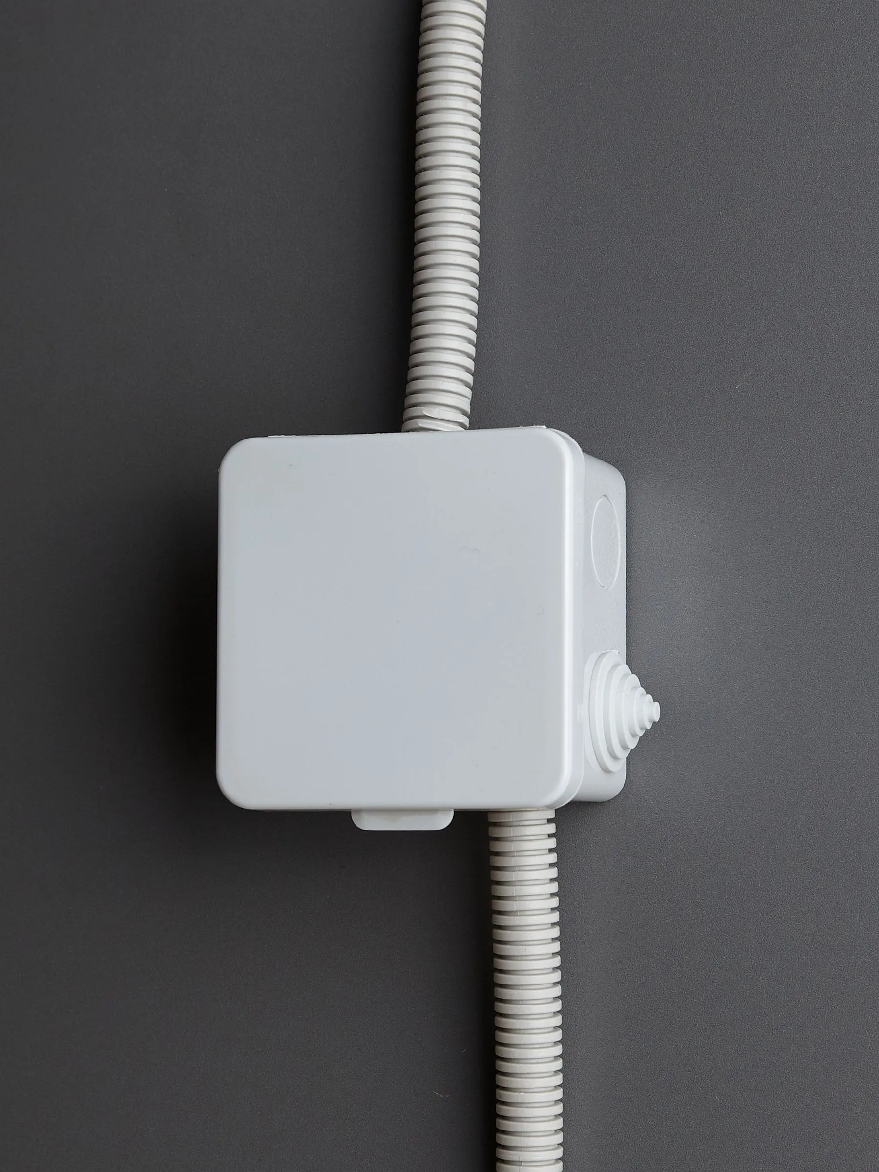 Коробка распаячная для о/п 80х80х50мм IP54 с откидной крышкой КМ41238 безгалогенная (HF) 7 гермовводов серая IEK - Фото 5