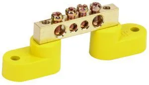 Шина PE "земля" на двух угловых изоляторах ШНИ-6х9-4-У2-Ж IEK YNN10-69-4C2-K05