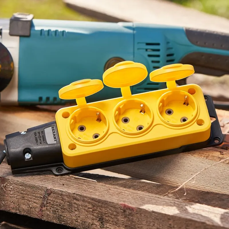 Розетка (колодка) влагозащищенная с крышкой 3 гнезда, с/з, 16А, IP54, каучук, желтая REXANT - Фото 2