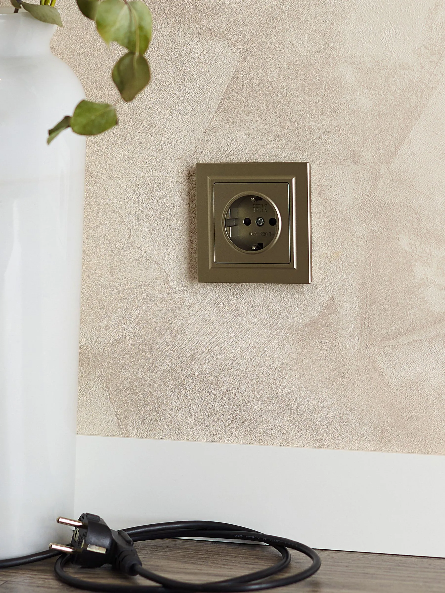 BRITE Розетка 1-местная с заземлением с защитными шторками 16А РС14-1-0-БрШ шампань IEK - Фото 8