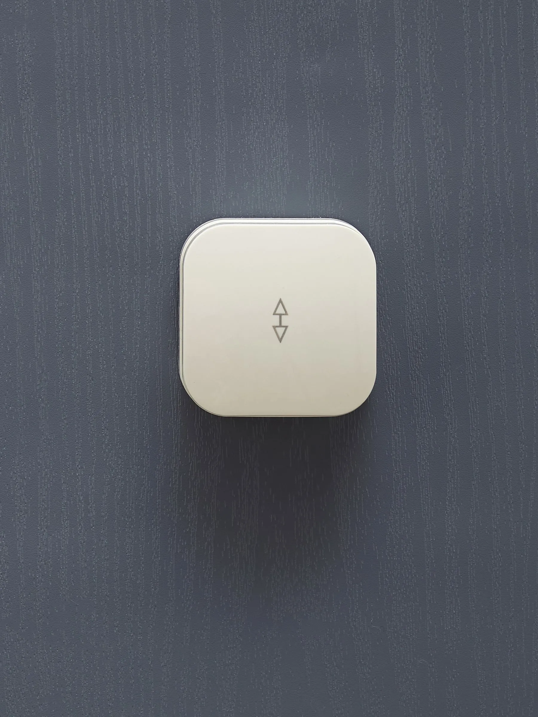 GLORY Выключатель 1-клавишный для открытой установки проходной 10А ВСп10-1-0-ХК кремовый IEK - Фото 3