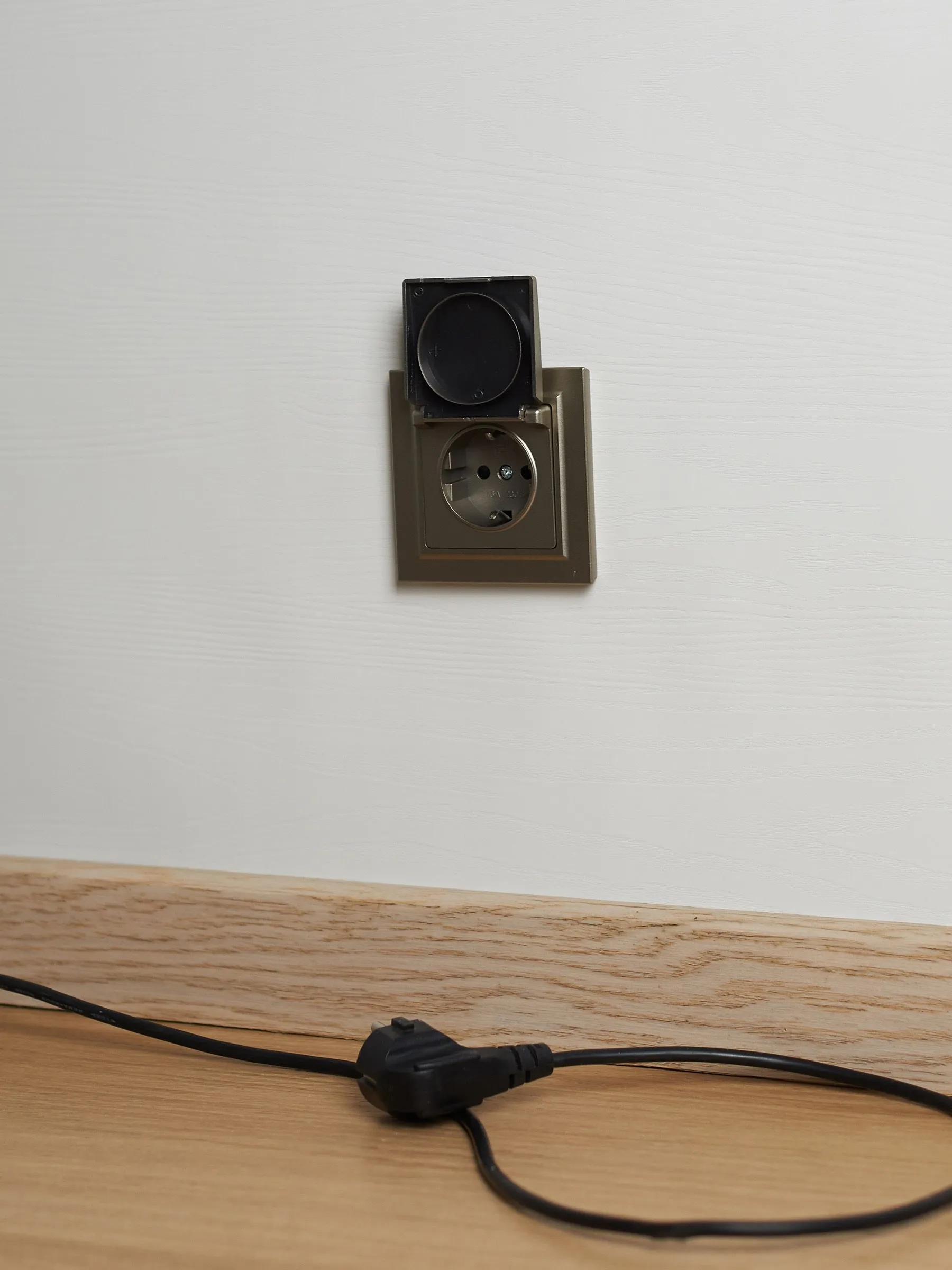 BRITE Розетка 1-местная с заземлением с защитными шторками и крышкой 16А IP44 РСбш10-3-44-БрШ шампань IEK - Фото 3