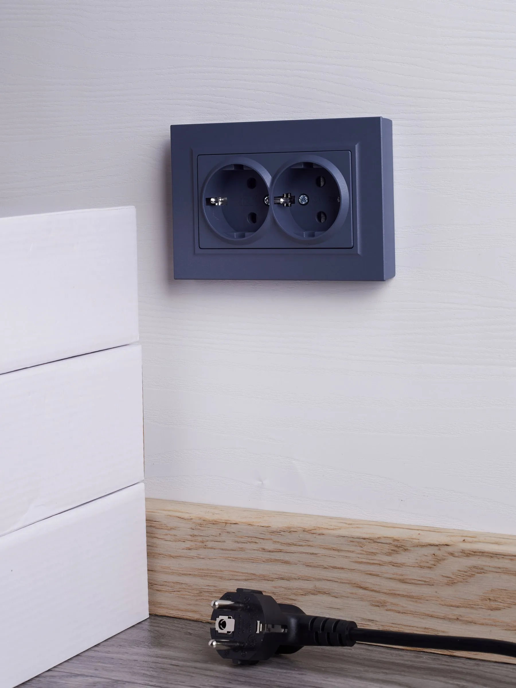 BRITE Розетка 2-местная с заземлением с защитными шторками 16А в сборе РСш12-3-БрМ маренго IEK - Фото 3