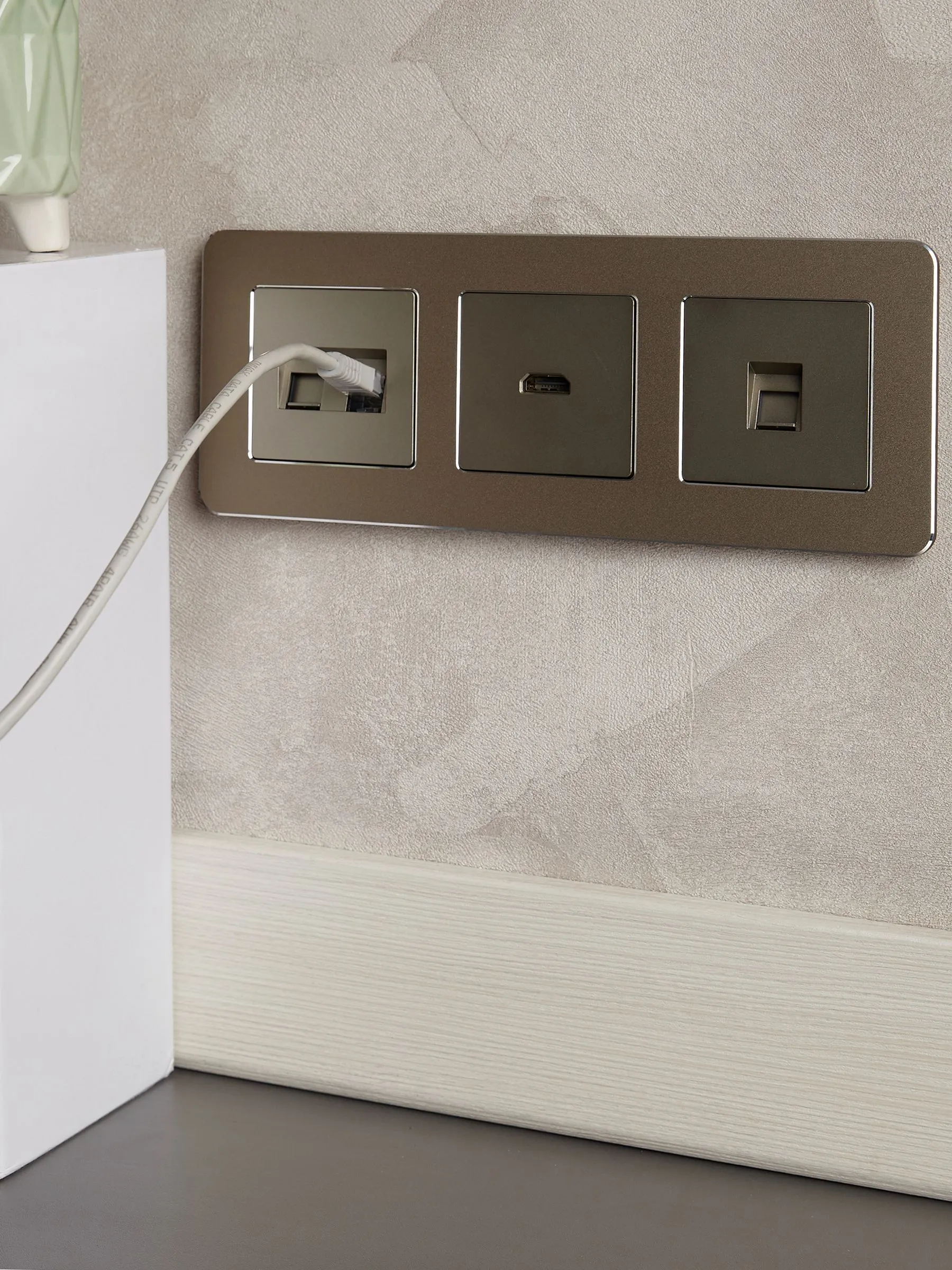 BRITE Рамка 3-местная РУ-3-1-Бр металл латунь RE IEK - Фото 5