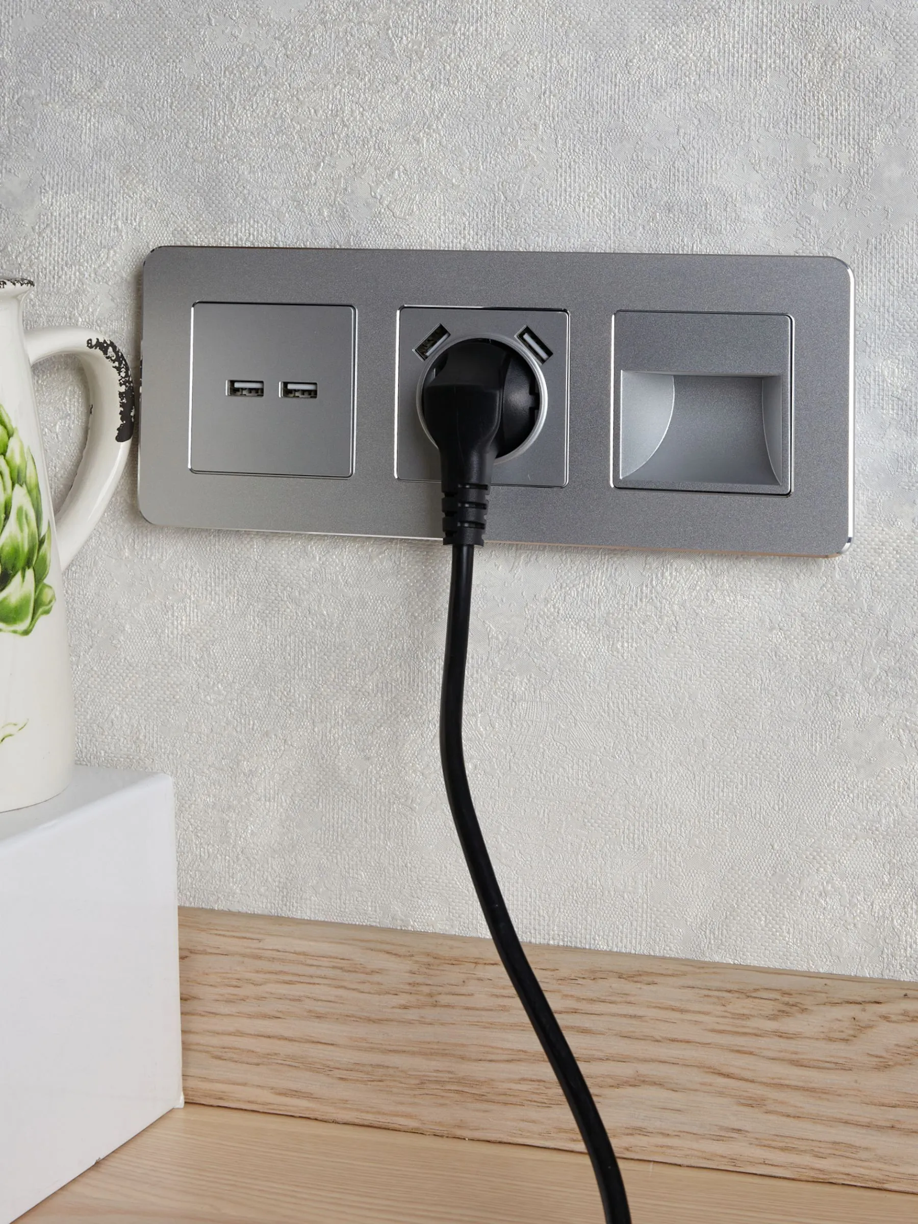 BRITE Розетка 1-местная с заземлением с защитными шторками 16А с USB A+A 5В 2,1А РЮш10-1-БрА алюминий IEK - Фото 6