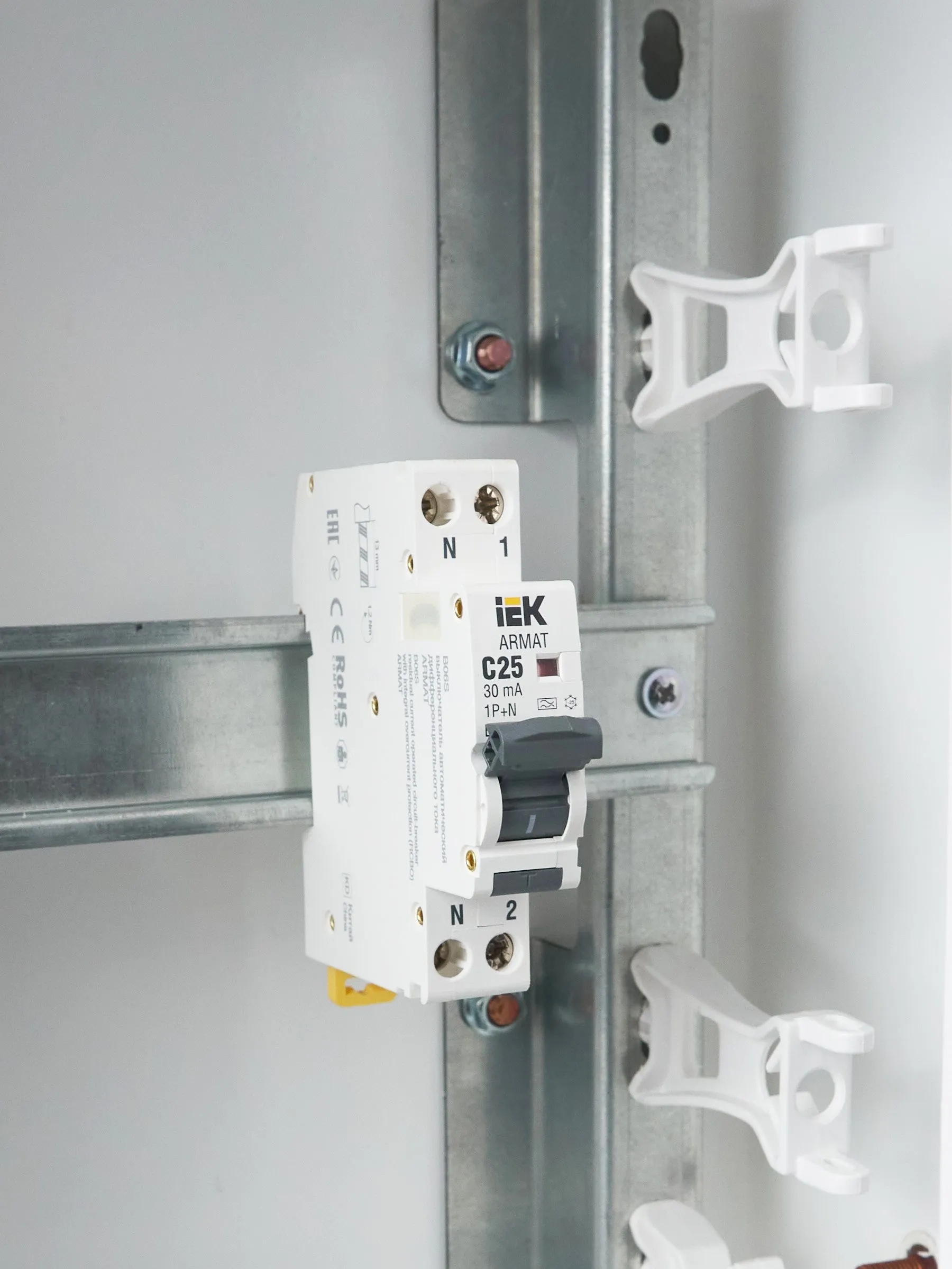 ARMAT Автоматический выключатель дифференциального тока B06S 1P+NP C25 30мА тип A (18мм) IEK - Фото 6
