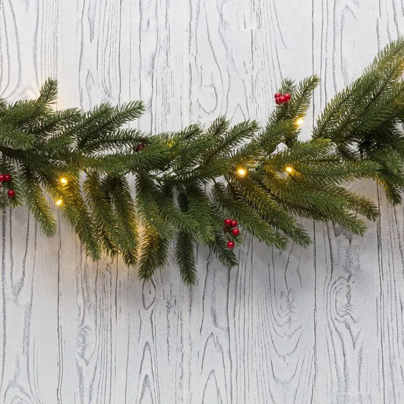 Еловый шлейф с ягодами и гирляндой NEON-NIGHT 1.8 м, 30 LED, 31 В, литой, теплое белое свечение 307-113