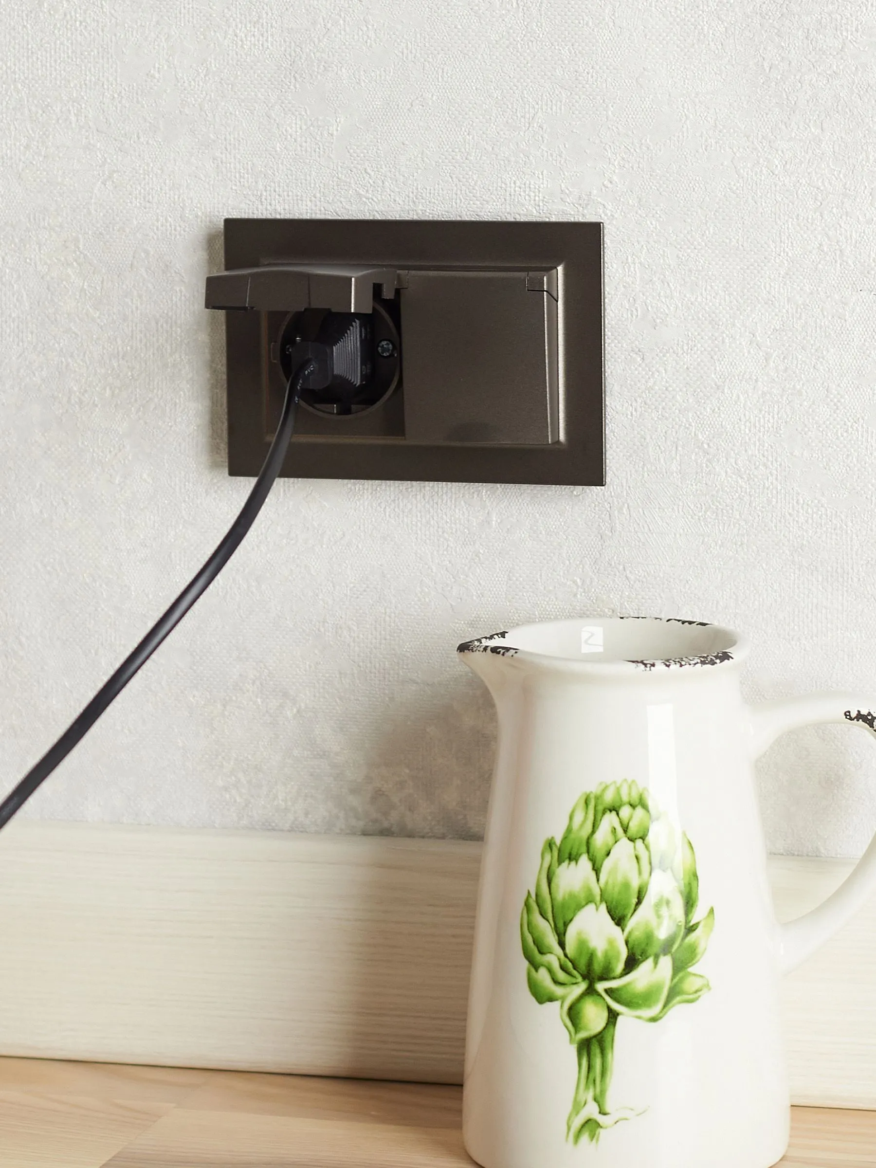 BRITE Розетка 2-местная с заземлением с защитными шторками и крышкой 16А в сборе IP44 РСбш12-3-44-БрТБ темная бронза IEK - Фото 8