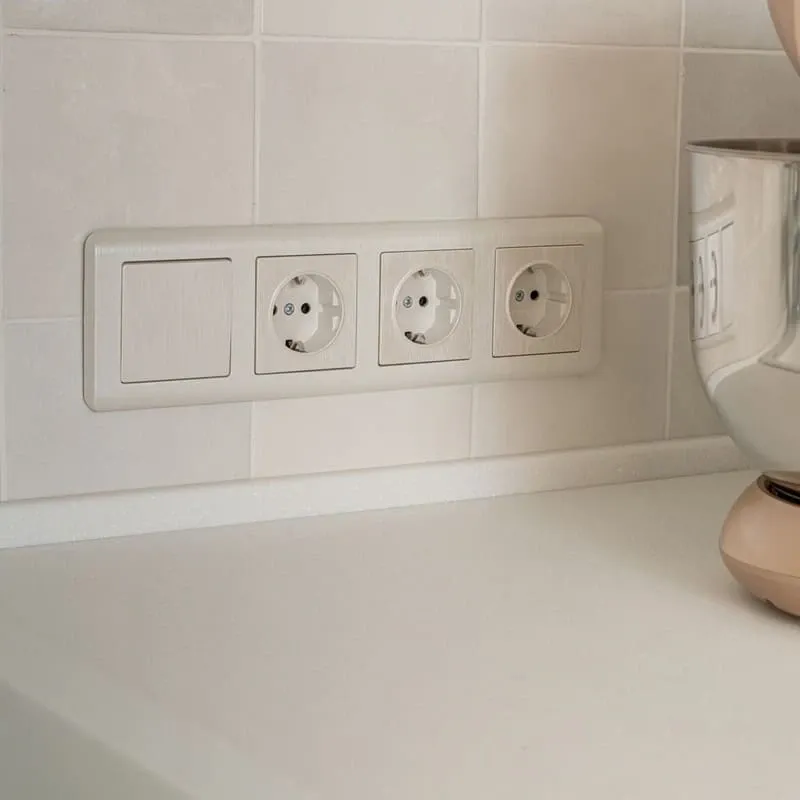 Розетка с заземлением и шторками (перламутровый рифленый) Werkel - Фото 8