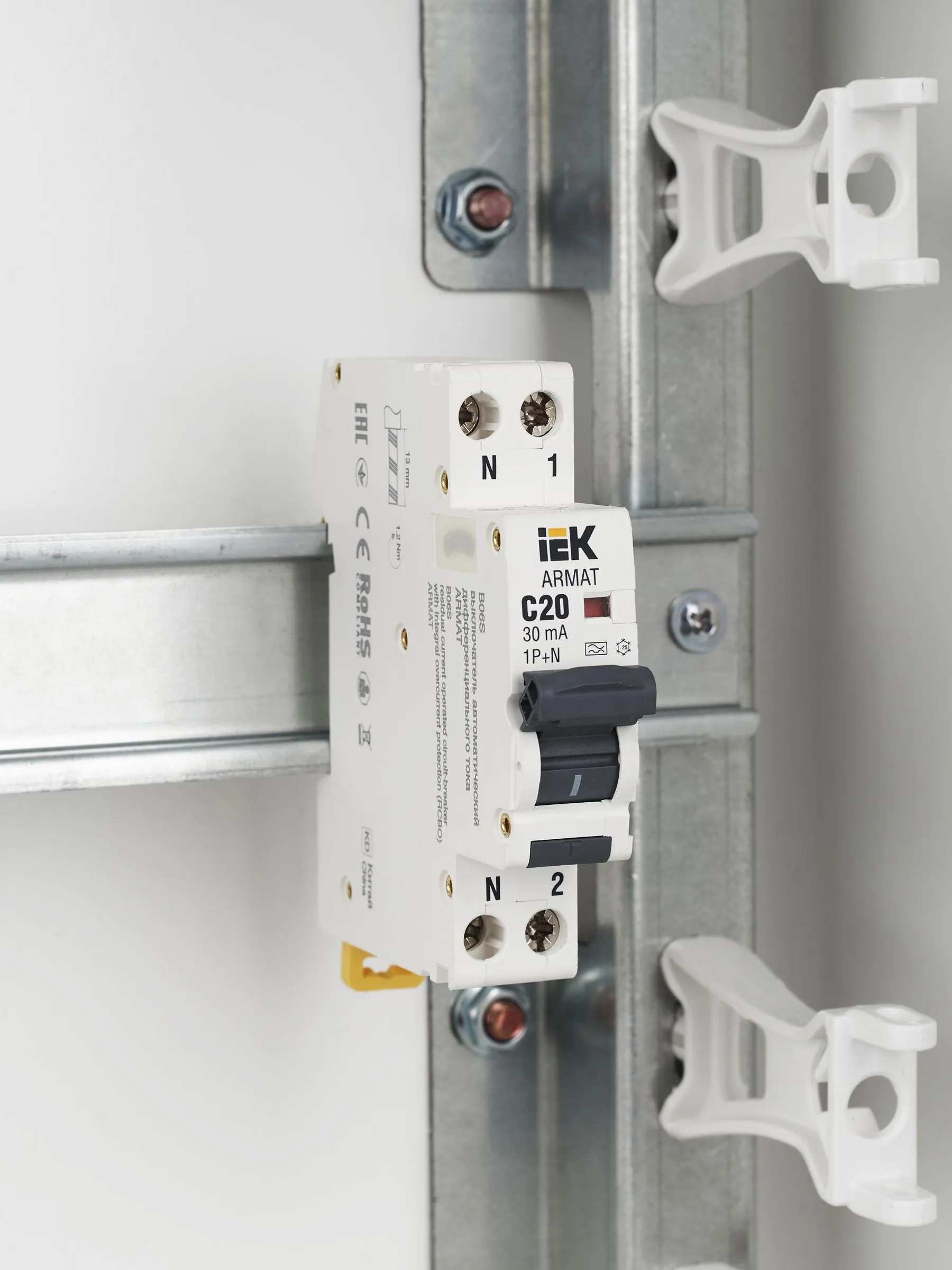 ARMAT Автоматический выключатель дифференциального тока B06S 1P+NP C20 30мА тип A (18мм) IEK - Фото 2