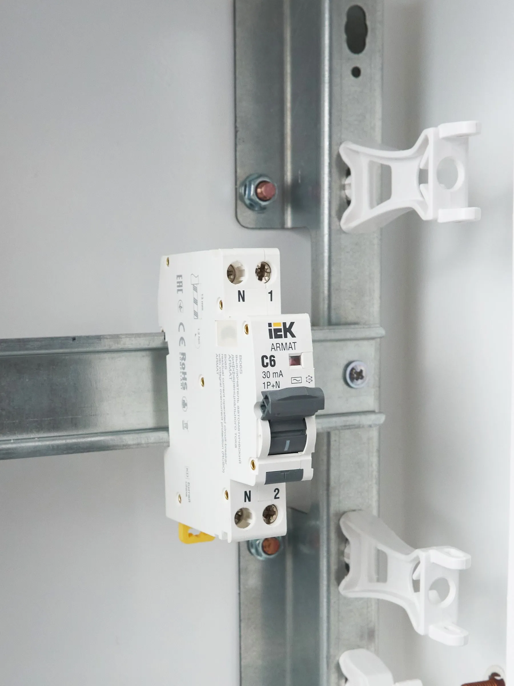 ARMAT Автоматический выключатель дифференциального тока B06S 1P+NP C6 30мА тип AC (18мм) IEK - Фото 4