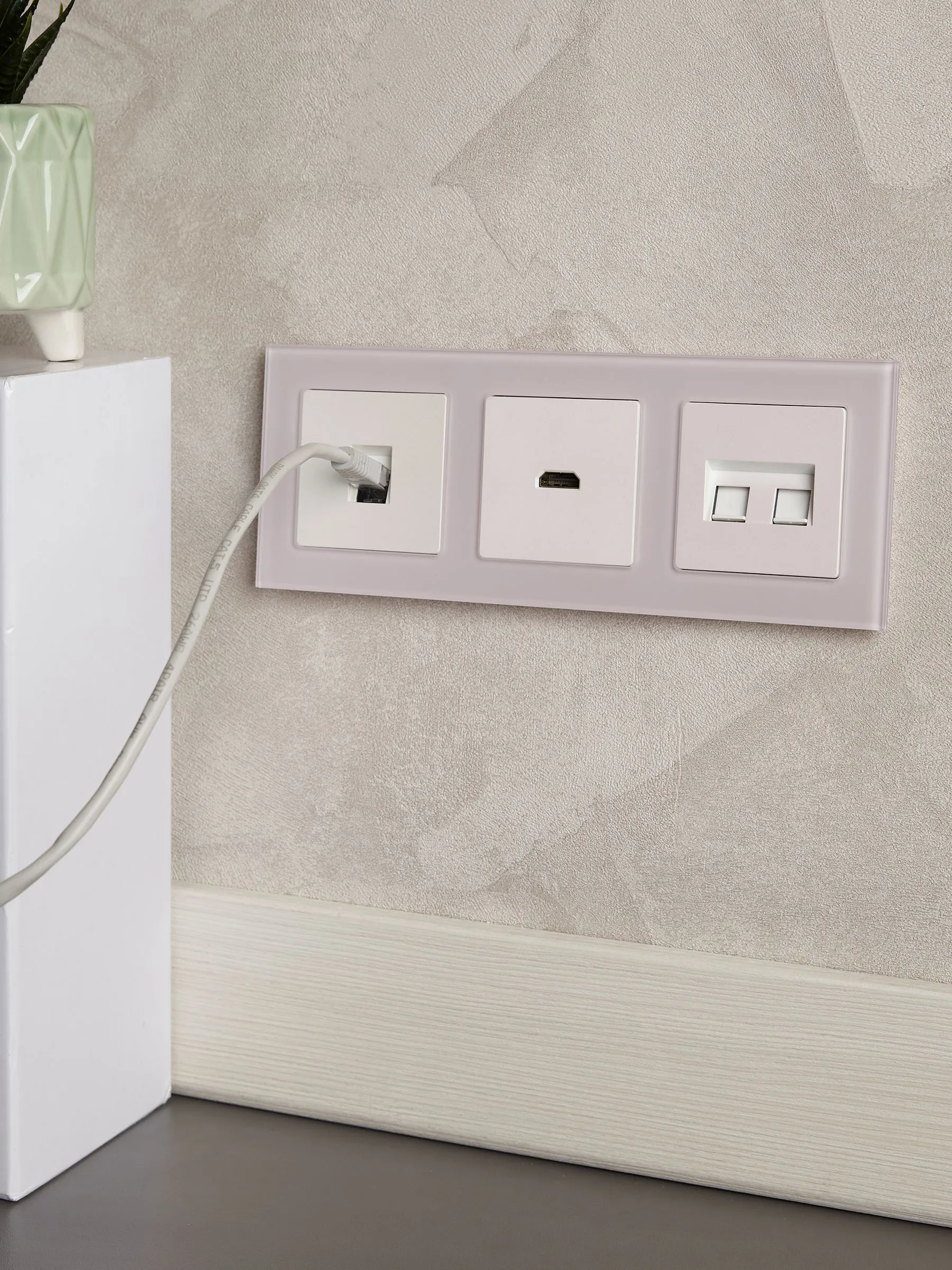 BRITE Рамка 3-местная РУ-3-2-Бр стекло розовый матовый IEK - Фото 7