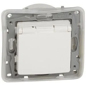 Etika - Розетка 2P+E нем. стд. с крышкой, со шторками IP44 (белый) 672232