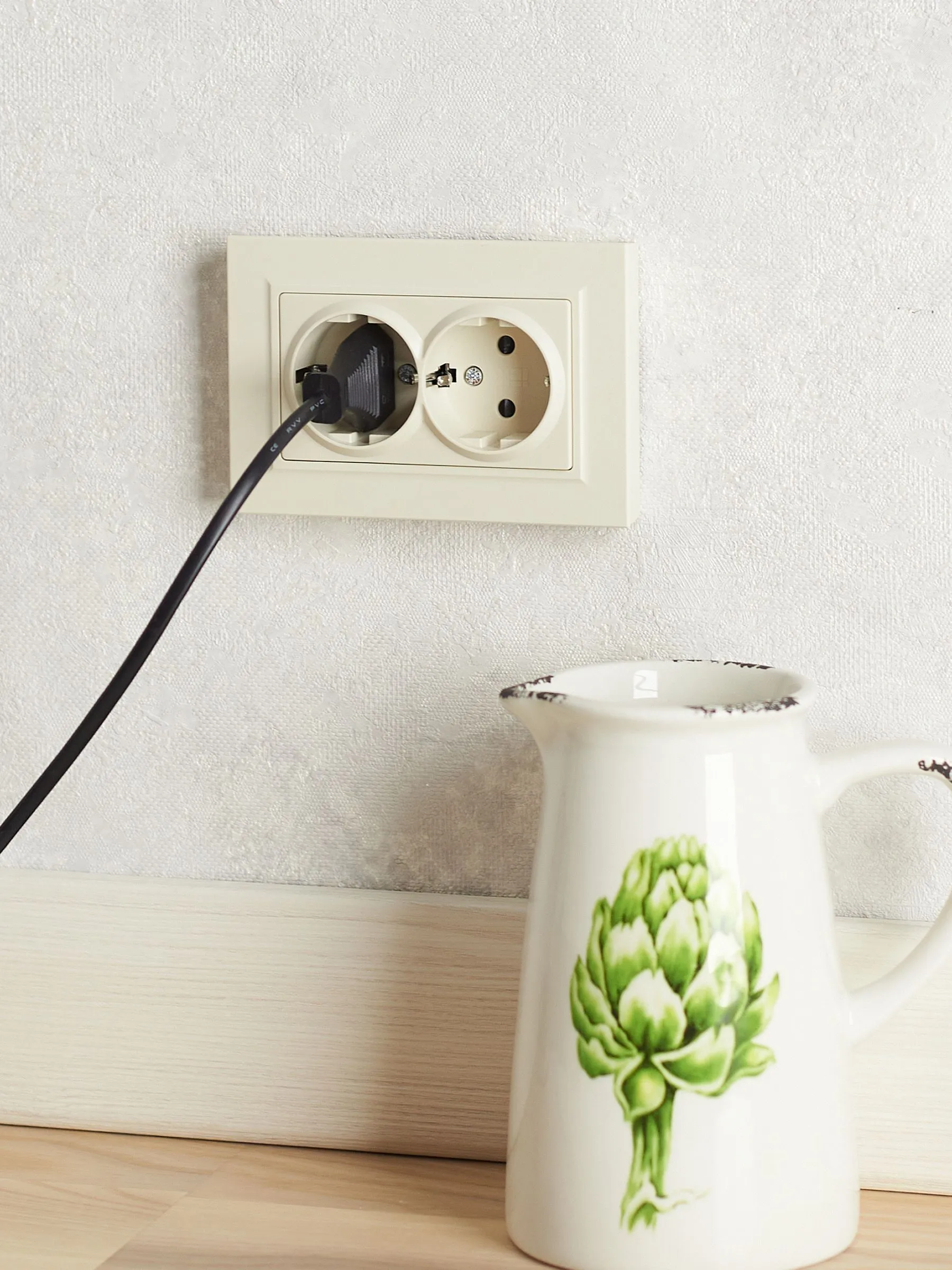 BRITE Розетка 2-местная с заземлением с защитными шторками 16А в сборе РСш12-3-БрКр бежевый IEK - Фото 2