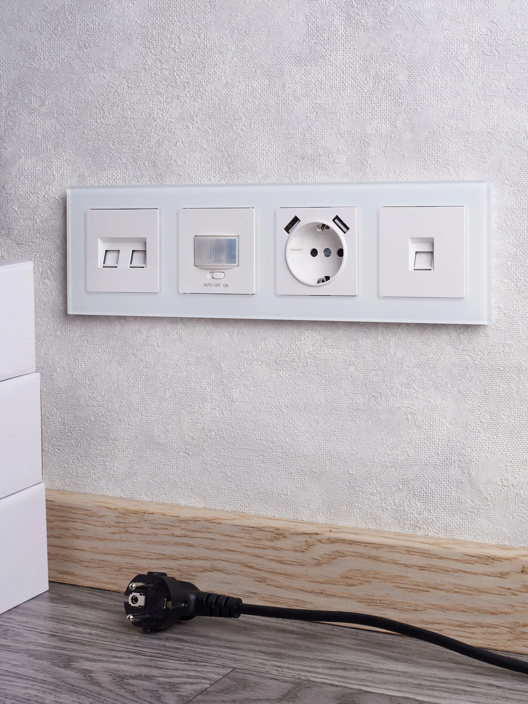 BRITE Рамка 4-местная РУ-4-2-Бр стекло белый матовый IEK - Фото 7