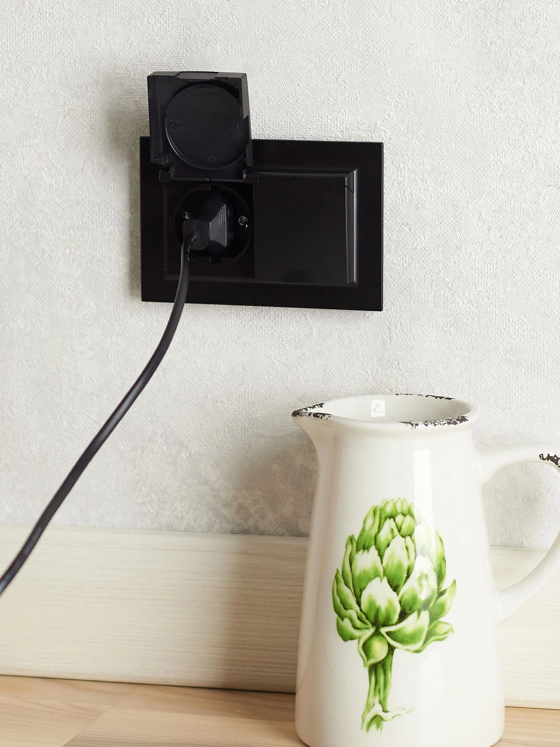 BRITE Розетка 2-местная с заземлением с защитными шторками и крышкой 16А в сборе IP44 РСбш12-3-44-БрЧ черный IEK - Фото 8