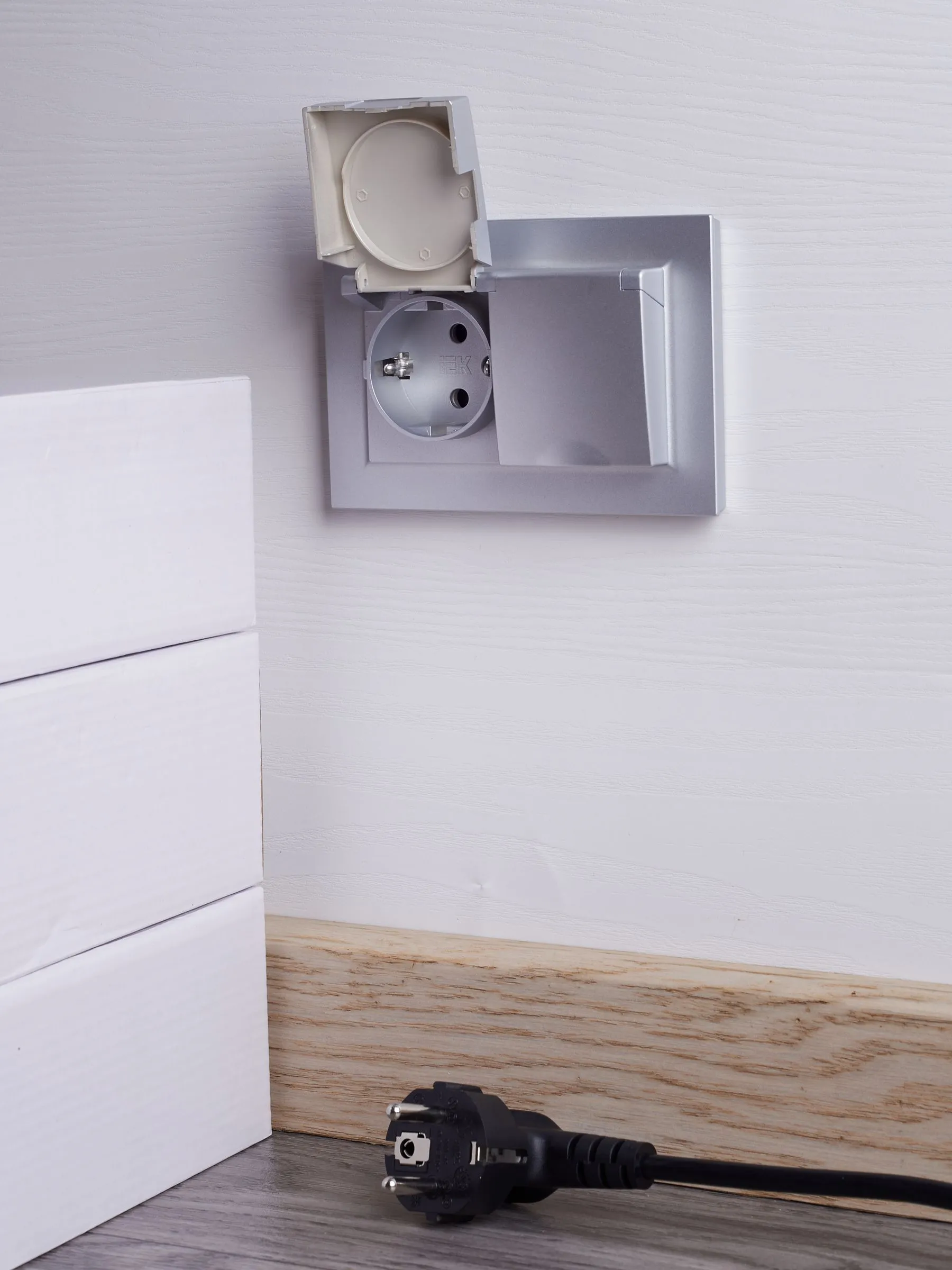 BRITE Розетка 2-местная с заземлением с защитными шторками и крышкой 16А в сборе IP44 РСбш12-3-44-БрА алюминий IEK - Фото 7