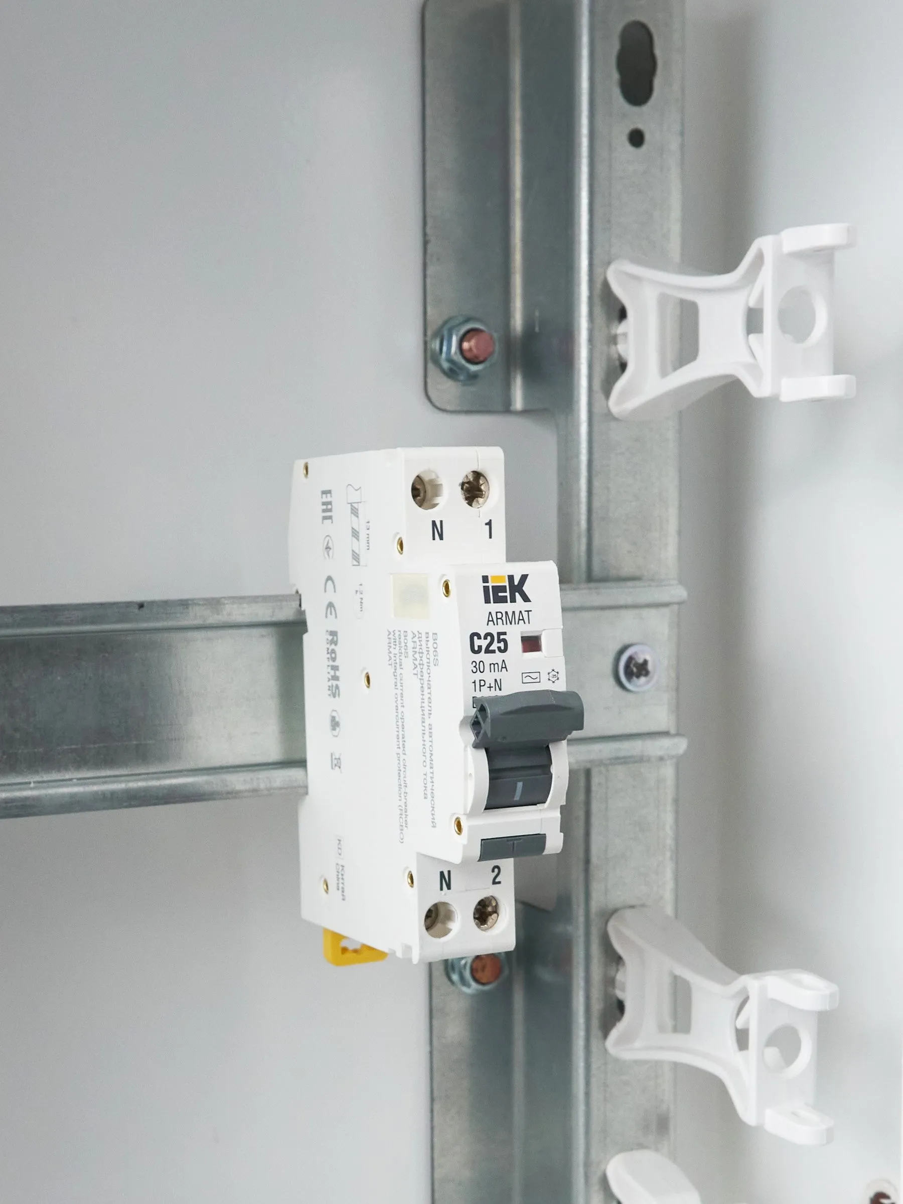 ARMAT Автоматический выключатель дифференциального тока B06S 1P+NP C25 30мА тип AC (18мм) IEK - Фото 4