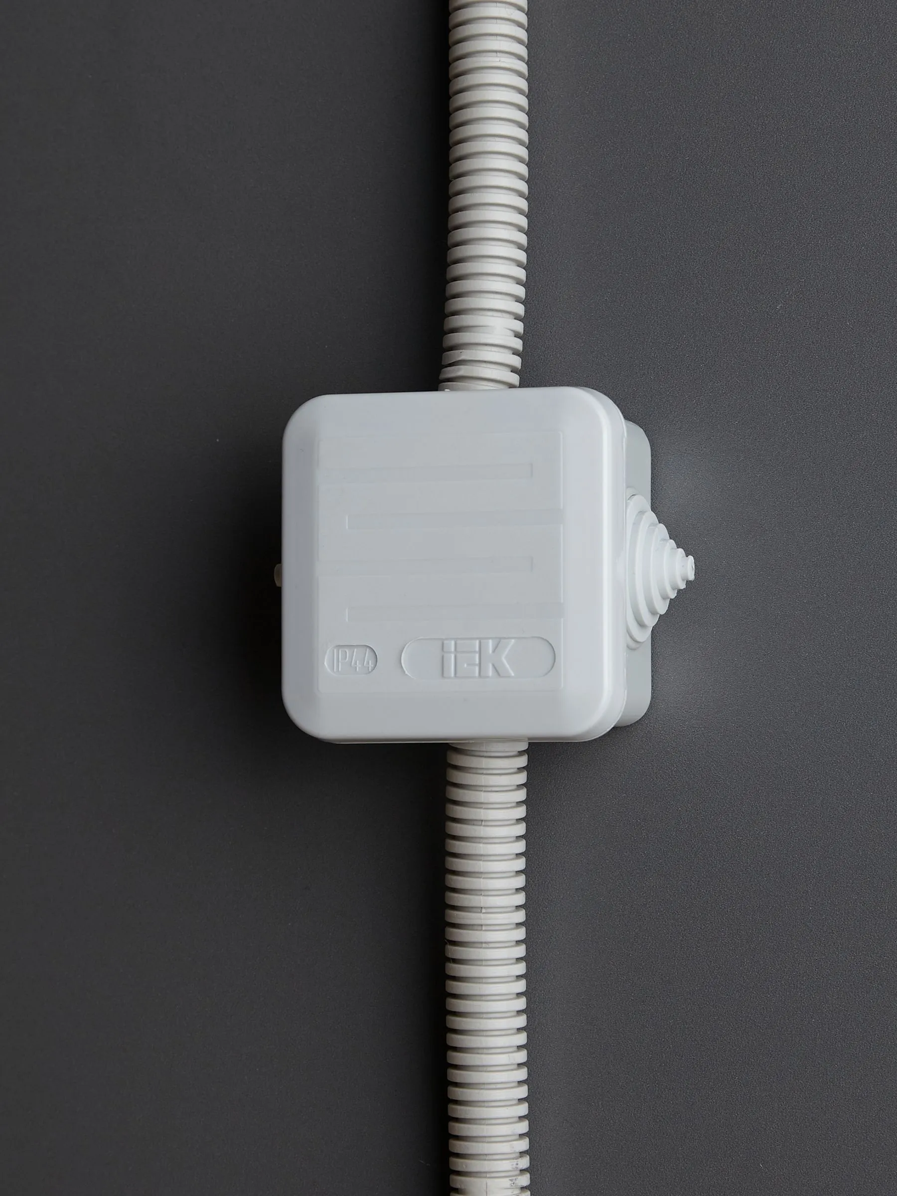 Коробка распаячная КМ41236 для открытой проводки безгалогенная (HF) 70х70х40мм с защелкивающейся крышкой IP44 4 гермоввода серая IEK - Фото 3