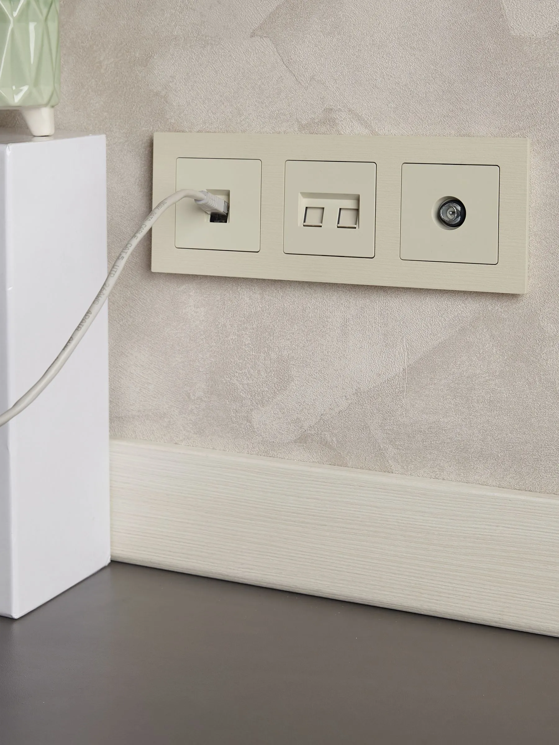 BRITE Розетка TV проходная РТВ10-0-БрКр бежевый IEK - Фото 3