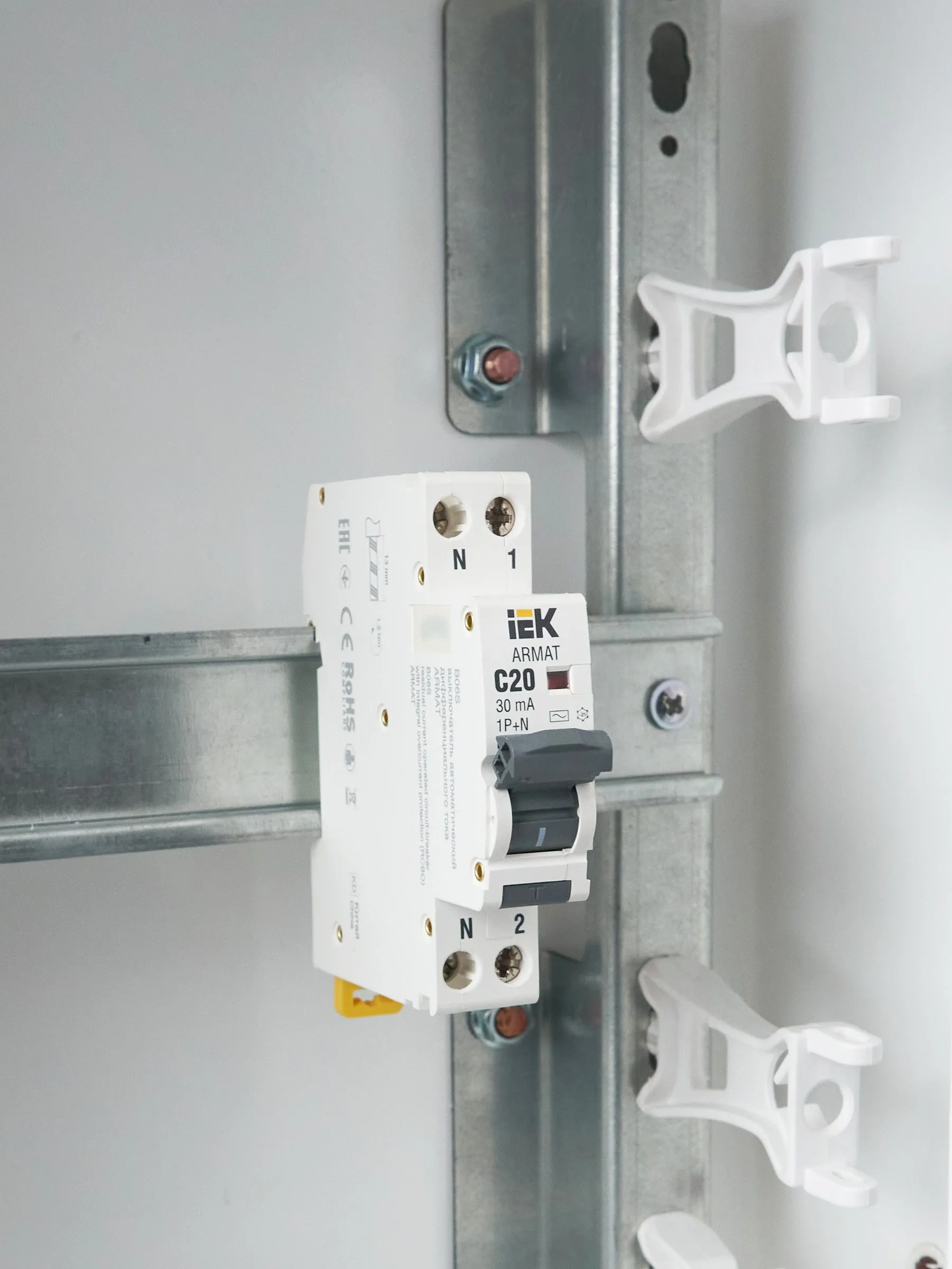 ARMAT Автоматический выключатель дифференциального тока B06S 1P+NP C20 30мА тип AC (18мм) IEK - Фото 3