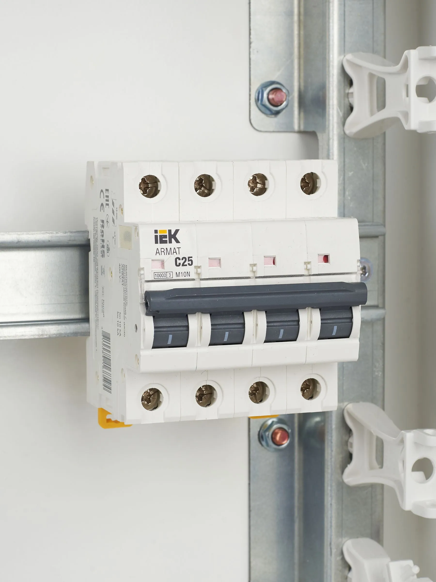 ARMAT Автоматический выключатель M10N 4P C 25А IEK - Фото 9