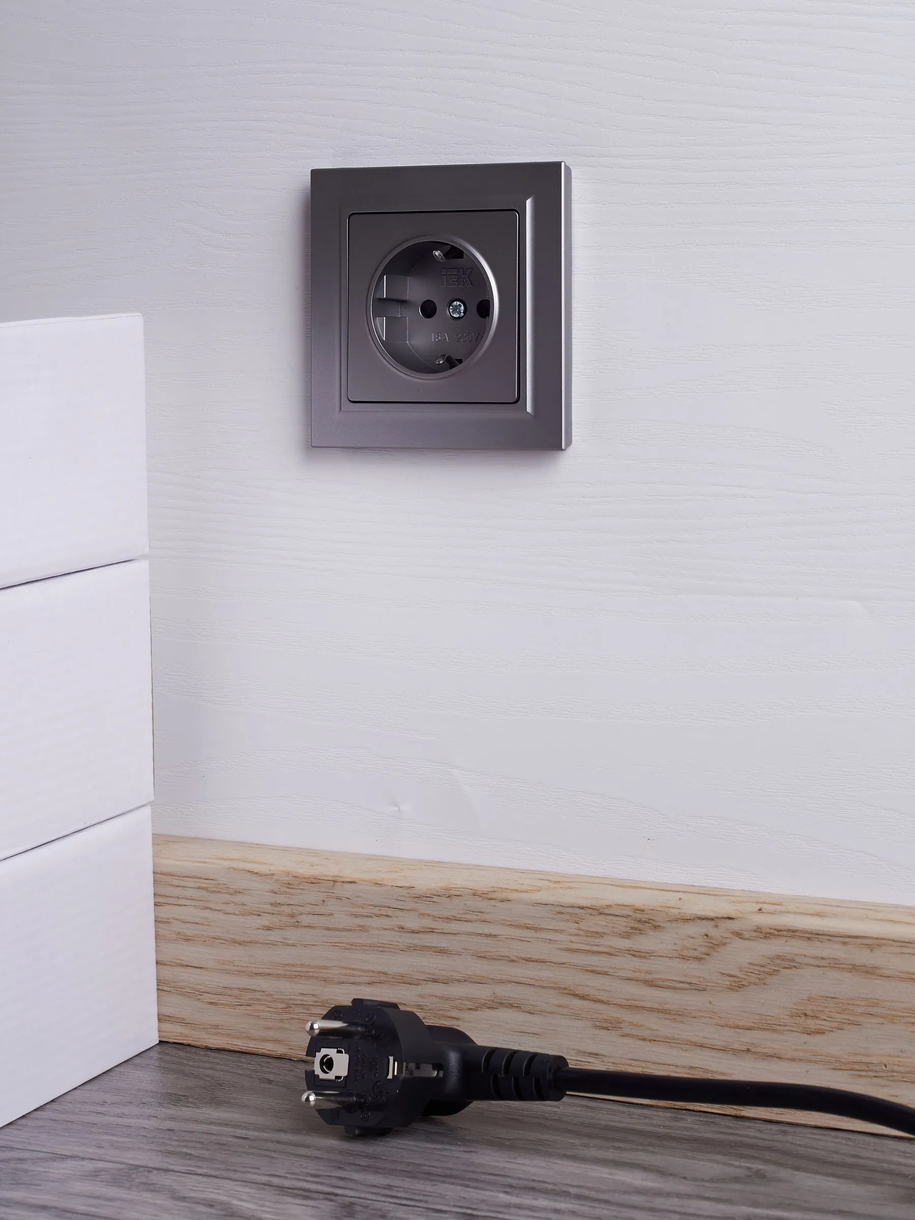 BRITE Розетка 1-местная с заземлением с защитными шторками 16А в сборе РСР14-1-0-БрС сталь IEK - Фото 6