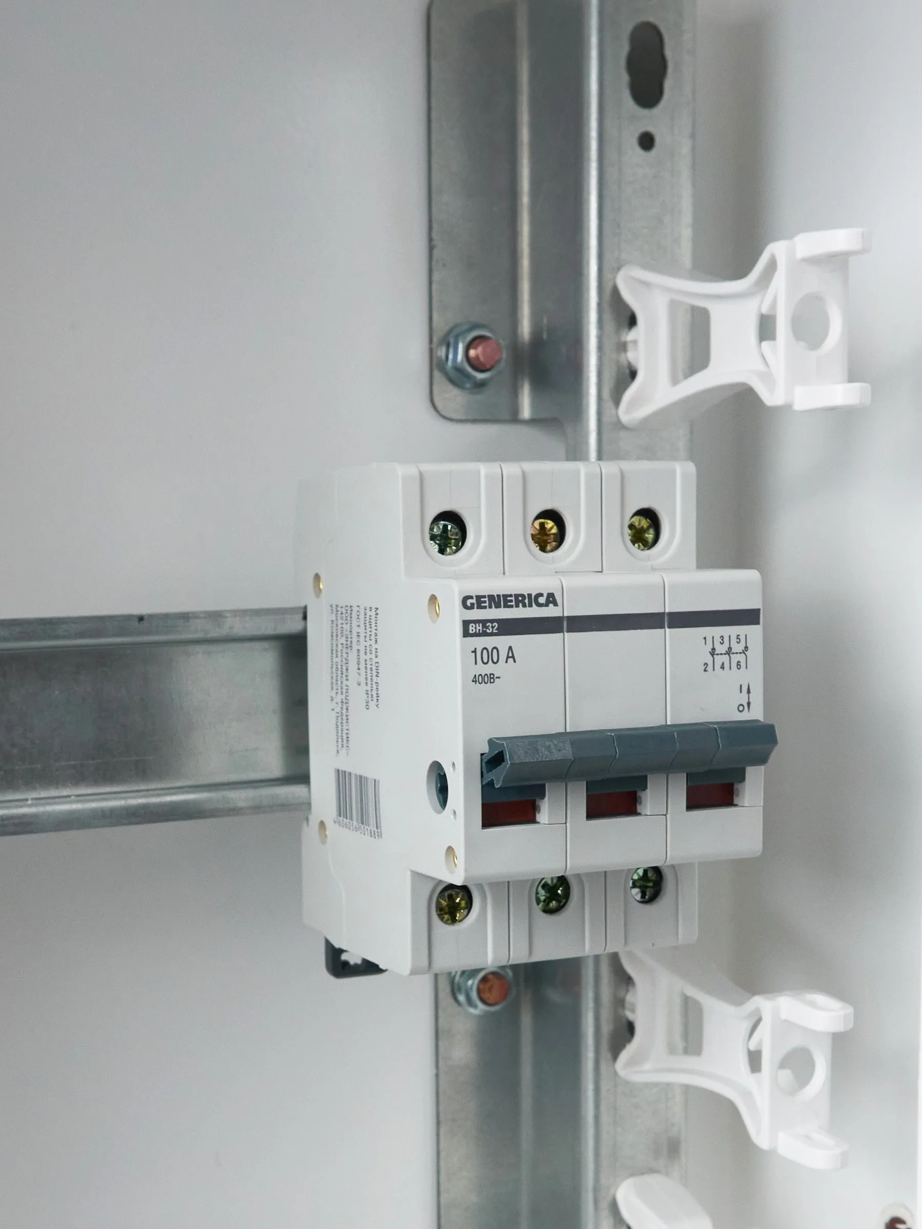 Выключатель нагрузки (мини-рубильник) ВН-32 3Р 100А GENERICA