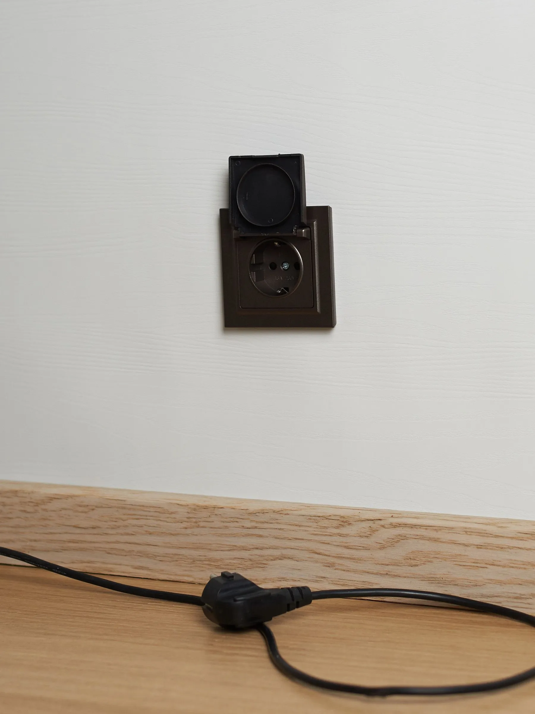 BRITE Розетка 1-местная с заземлением с защитными шторками и крышкой 16А IP20 РСбш10-3-БрТБ темная бронза IEK - Фото 5