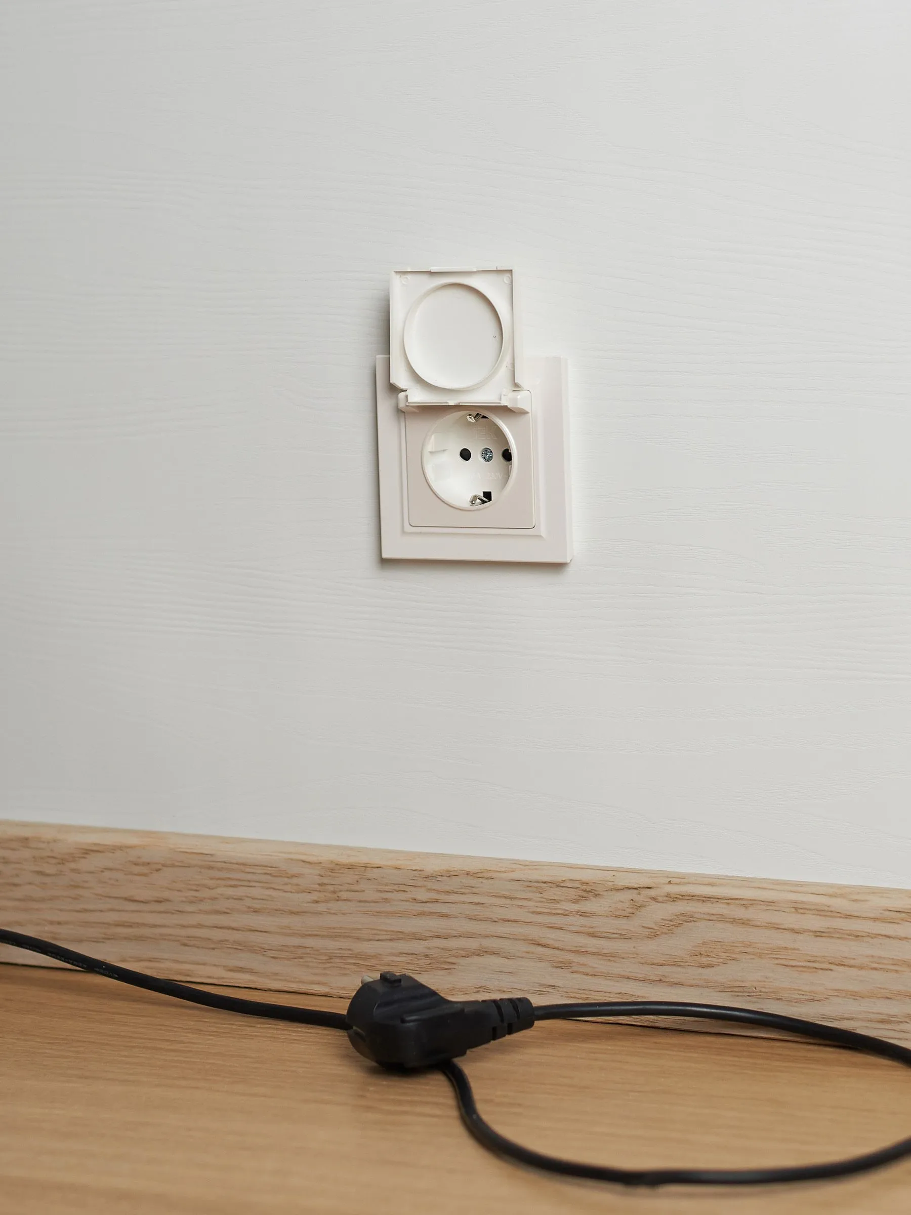 BRITE Розетка 1-местная с заземлением с защитными шторками и крышкой 16А IP44 РСбш10-3-44-БрЖ жемчуг IEK - Фото 8