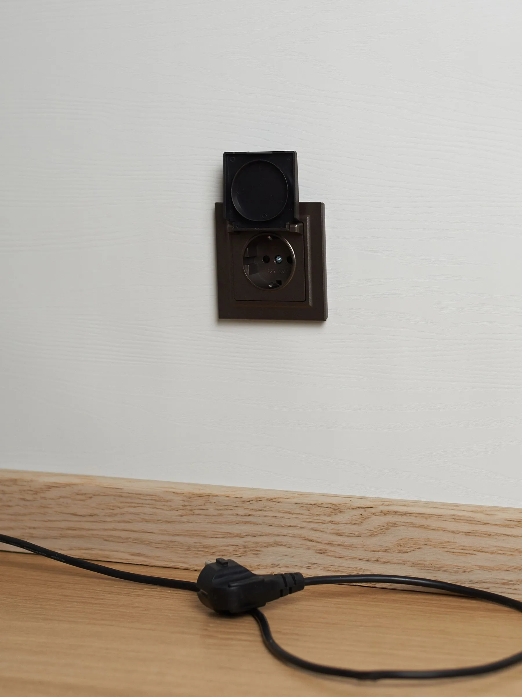 BRITE Розетка 1-местная с заземлением с защитными шторками и крышкой 16А IP44 РСбш10-3-44-БрТБ темная бронза IEK - Фото 5