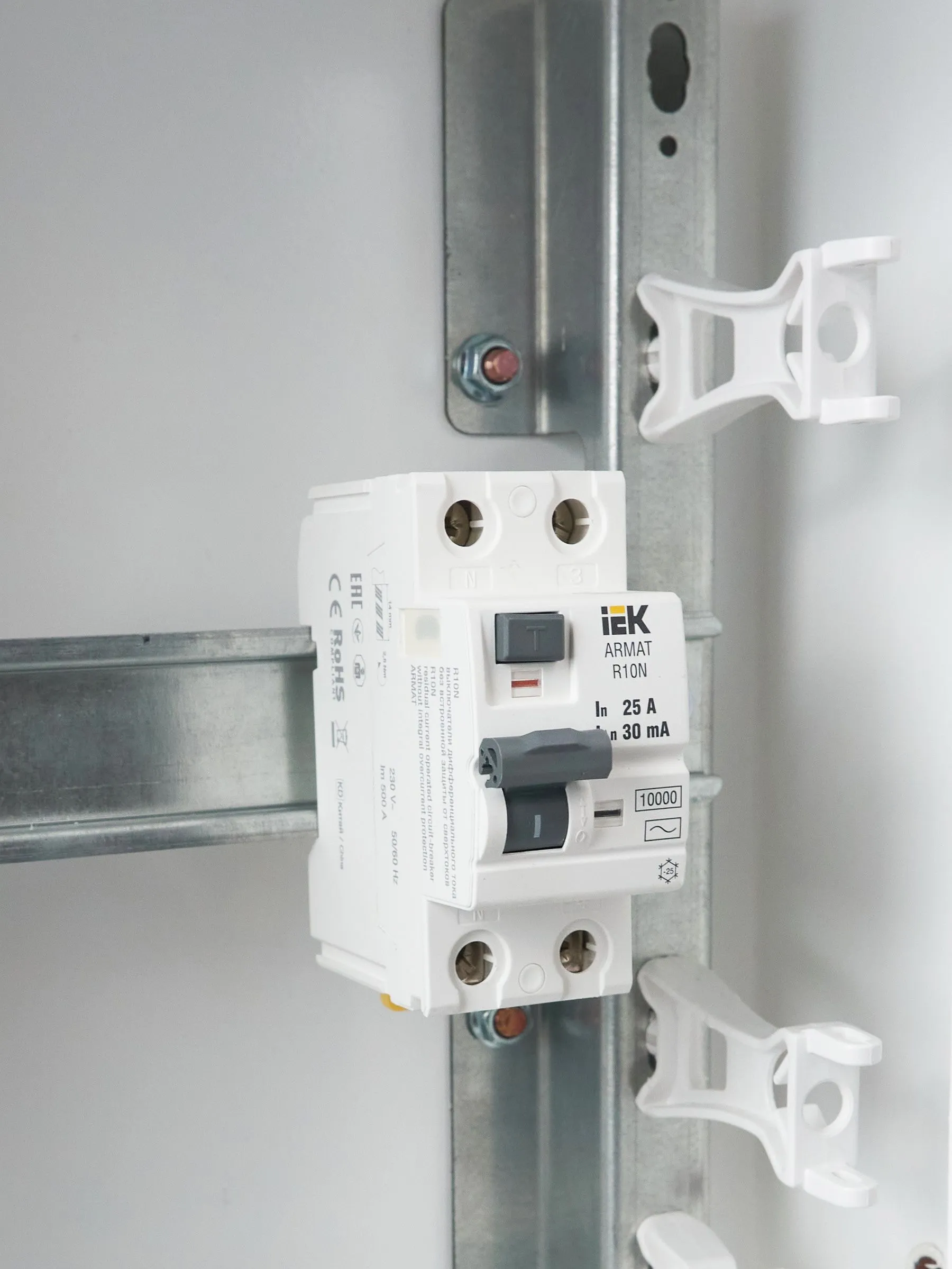 ARMAT Выключатель дифференциального тока R10N 2P 25А 30мА тип AC IEK - Фото 6
