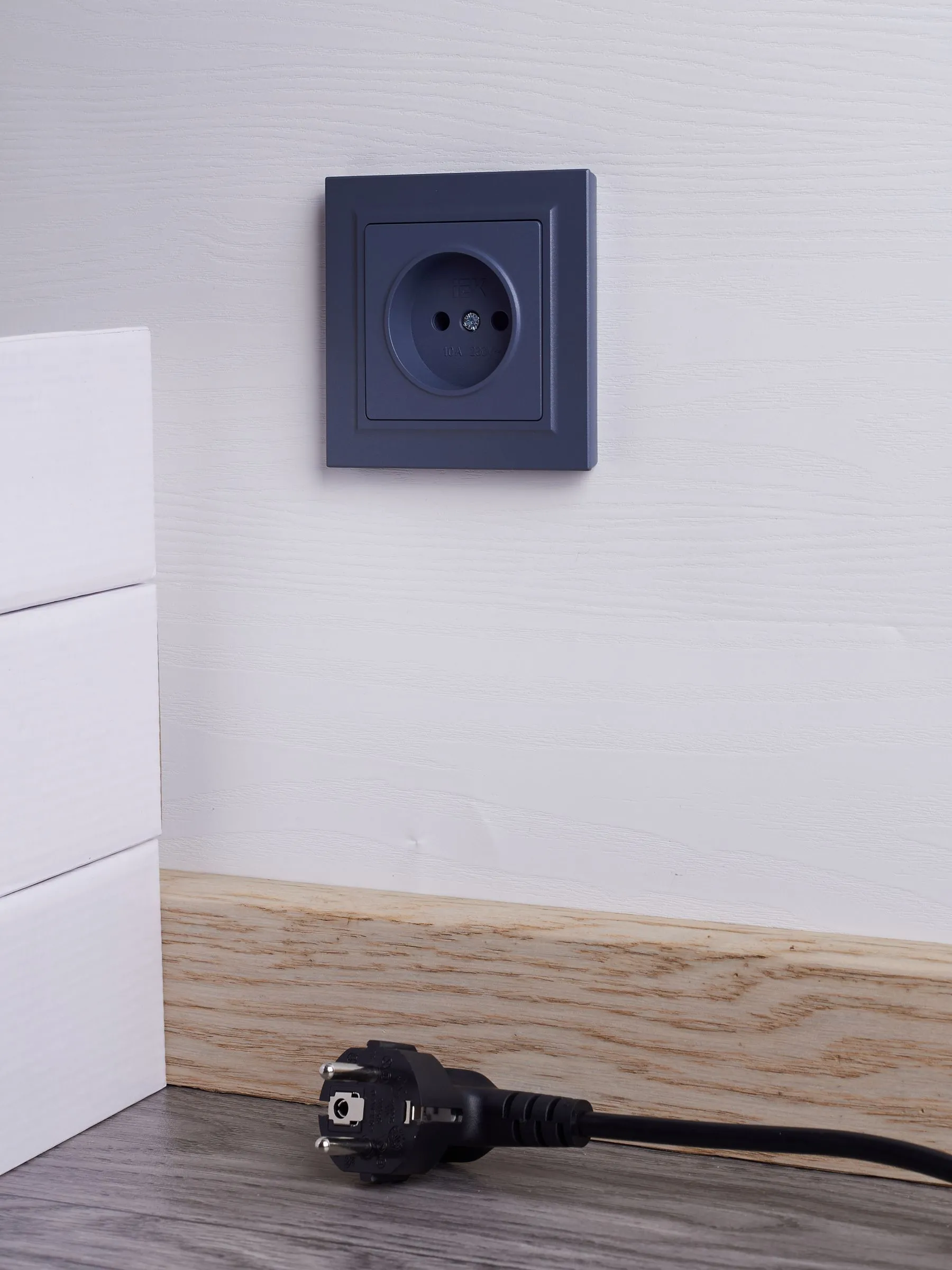 BRITE Розетка 1-местная без заземления без защитных шторок 10А в сб. РСР10-1-0-БрМ маренго IEK - Фото 6