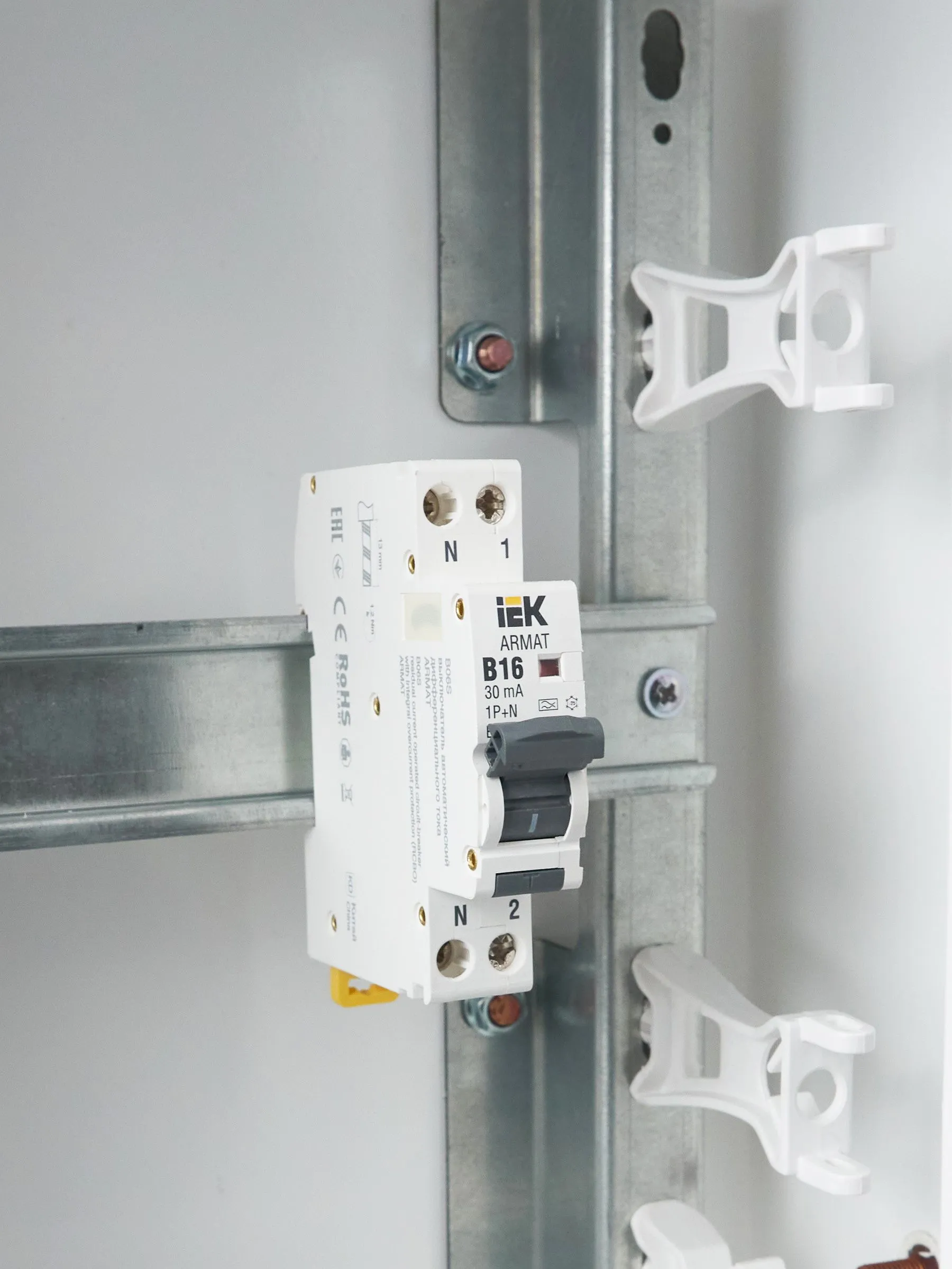 ARMAT Автоматический выключатель дифференциального тока B06S 1P+NP B16 30мА тип A (18мм) IEK - Фото 10