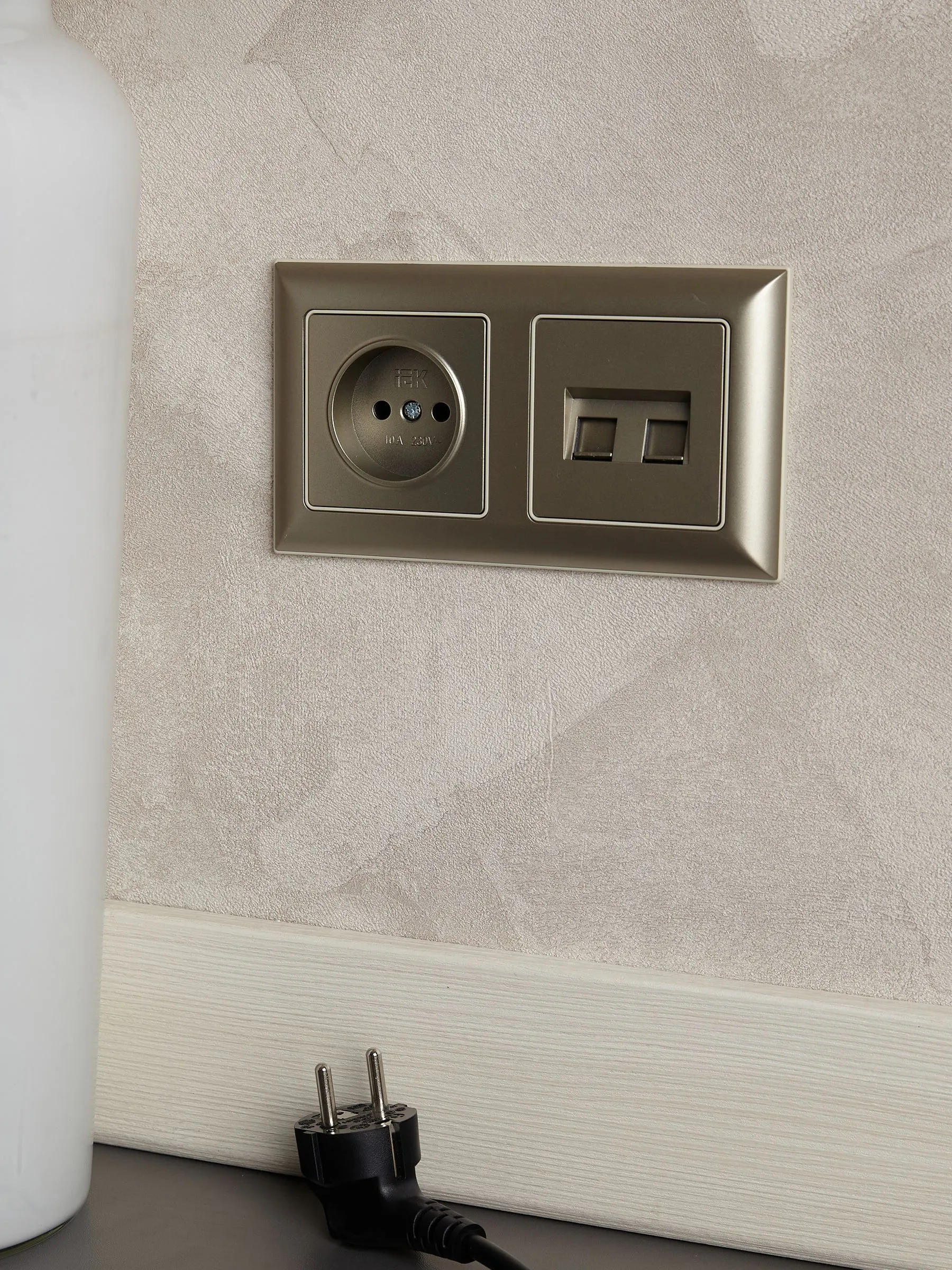 BRITE Розетка 1-местная без заземления без защитных шторок 10А РС10-1-0-БрШ шампань IEK - Фото 6