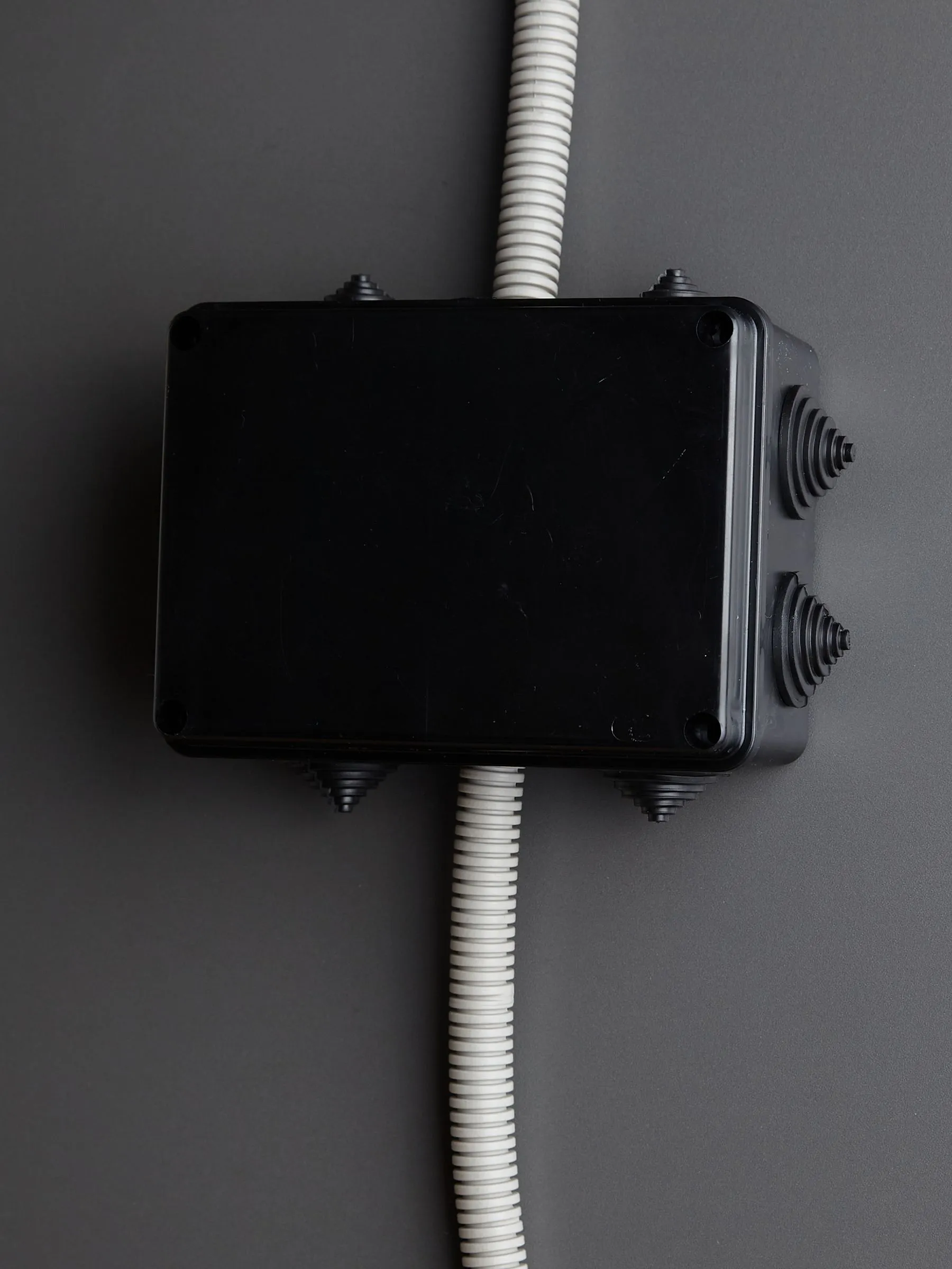 Коробка распаячная КМ41242 для открытой проводки безгалогенная (HF) 150х110х70мм IP55 10 гермовводов черная (RAL 9005) IEK - Фото 5