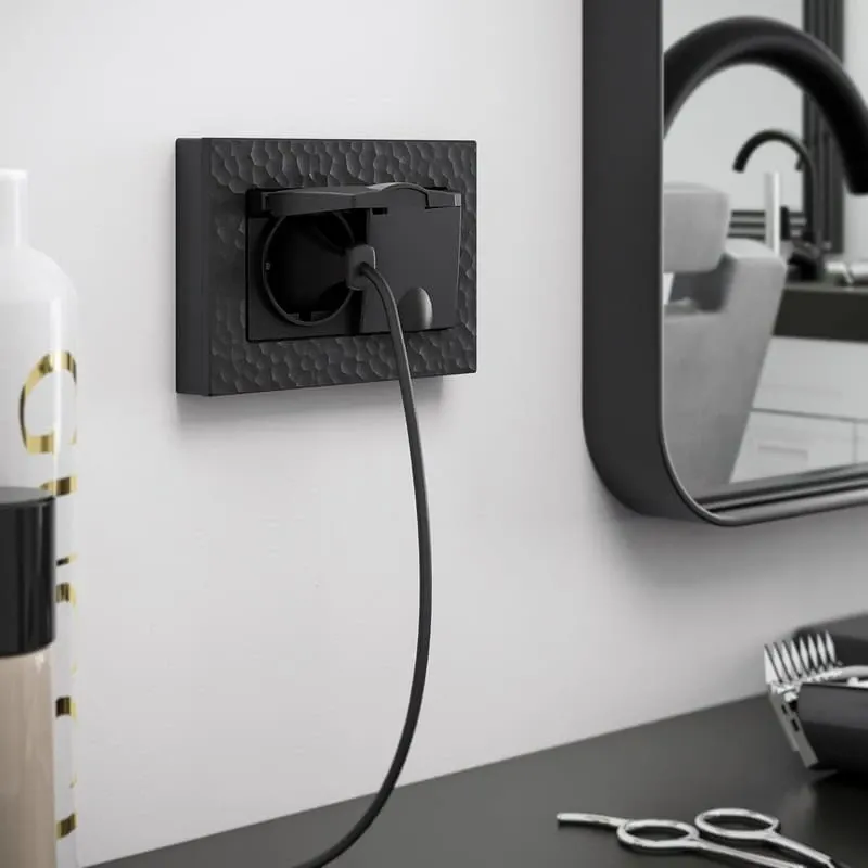 Розетка двойная влагозащ. с зазем. с защит. крышками и шторками (черный матовый) Werkel - Фото 2