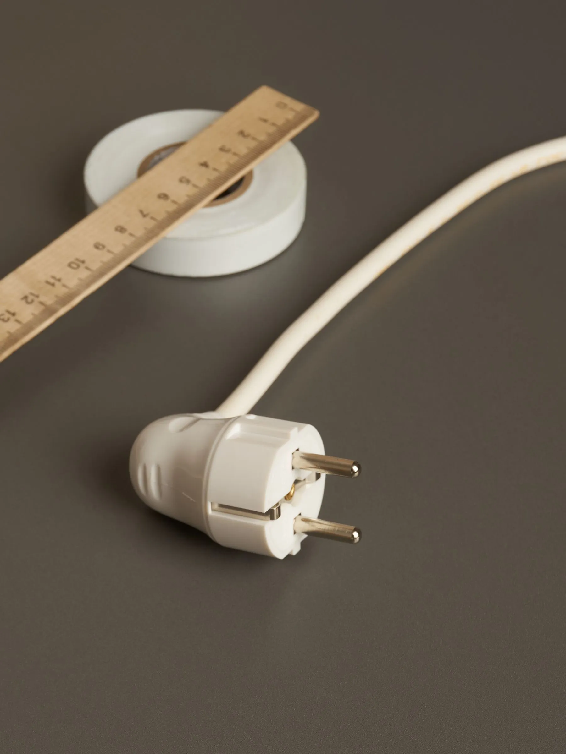 Вилка разборная угловая ВПу11-01-Ст с заземляющим контактом 16А белая IEK - Фото 3