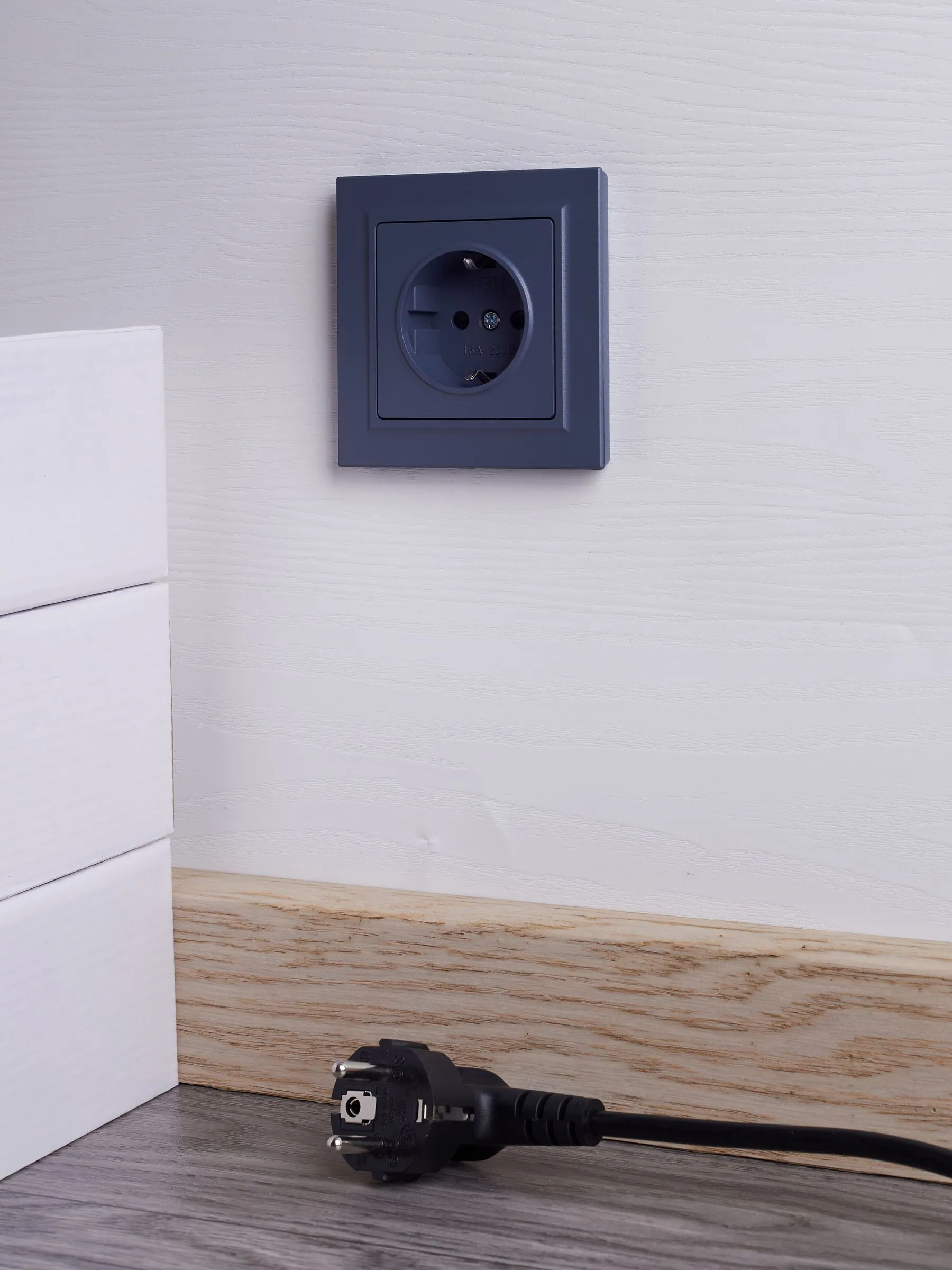 BRITE Розетка 1-местная с заземлением с защитными шторками 16А в сборе РСР14-1-0-БрМ маренго IEK - Фото 6