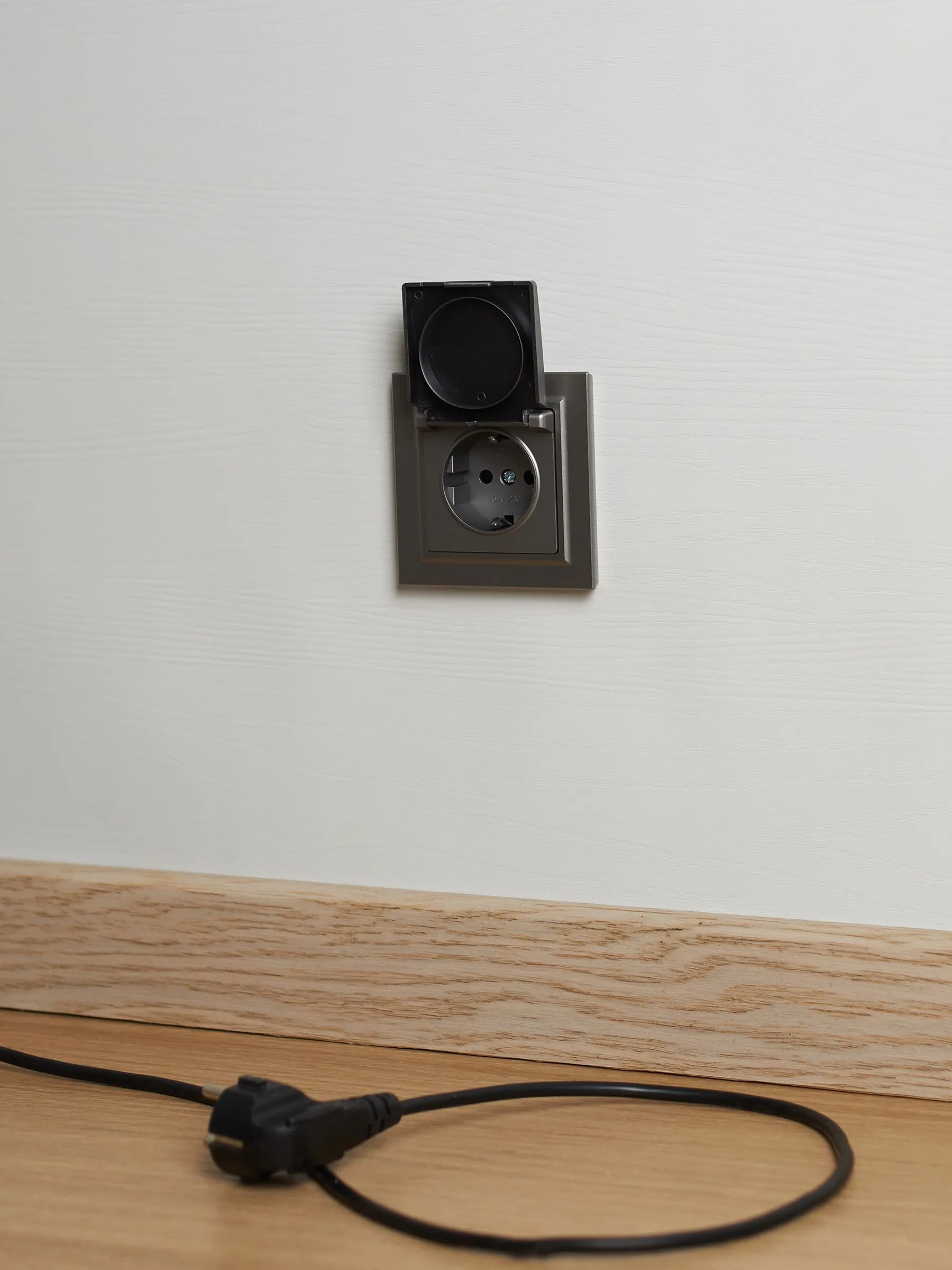 BRITE Розетка 1-местная с заземлением с защитными шторками и крышкой 16А IP44 РСбш10-3-44-БрС сталь IEK - Фото 10