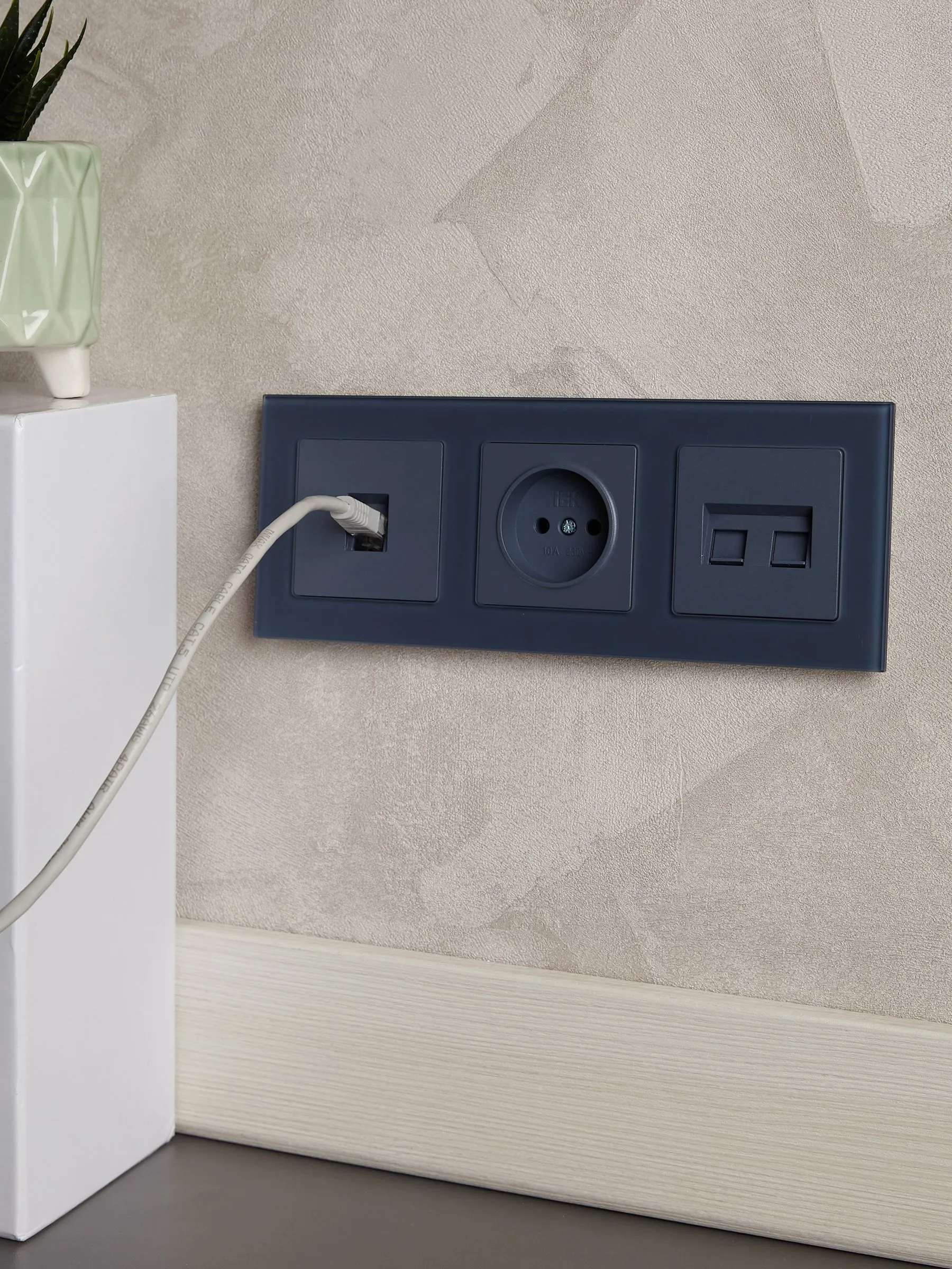 BRITE Рамка 3-местная РУ-3-2-Бр стекло маренго матовый IEK - Фото 4