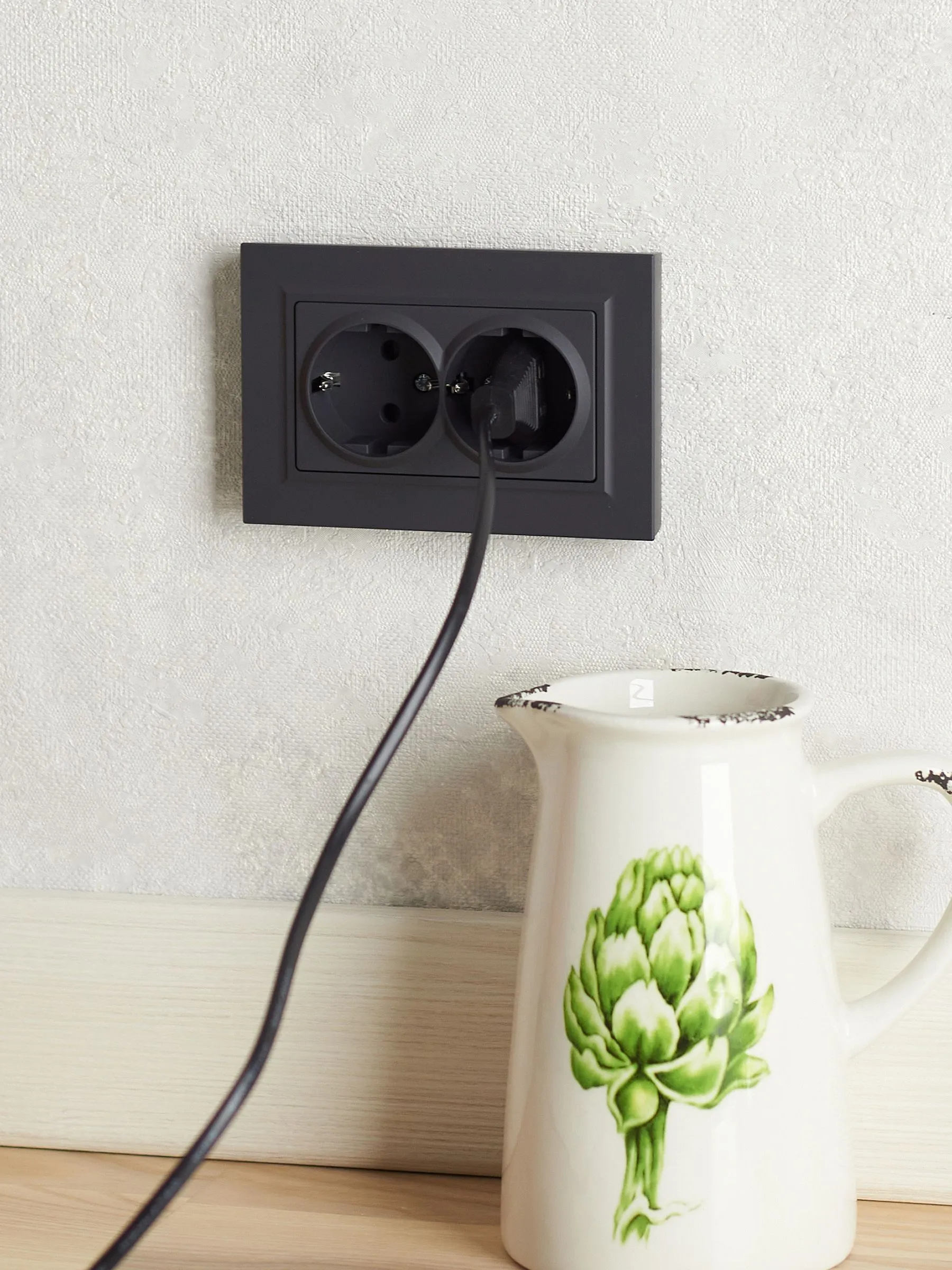 BRITE Розетка 2-местная с заземлением с защитными шторками 16А в сборе РСш12-3-БрГ графит IEK - Фото 5