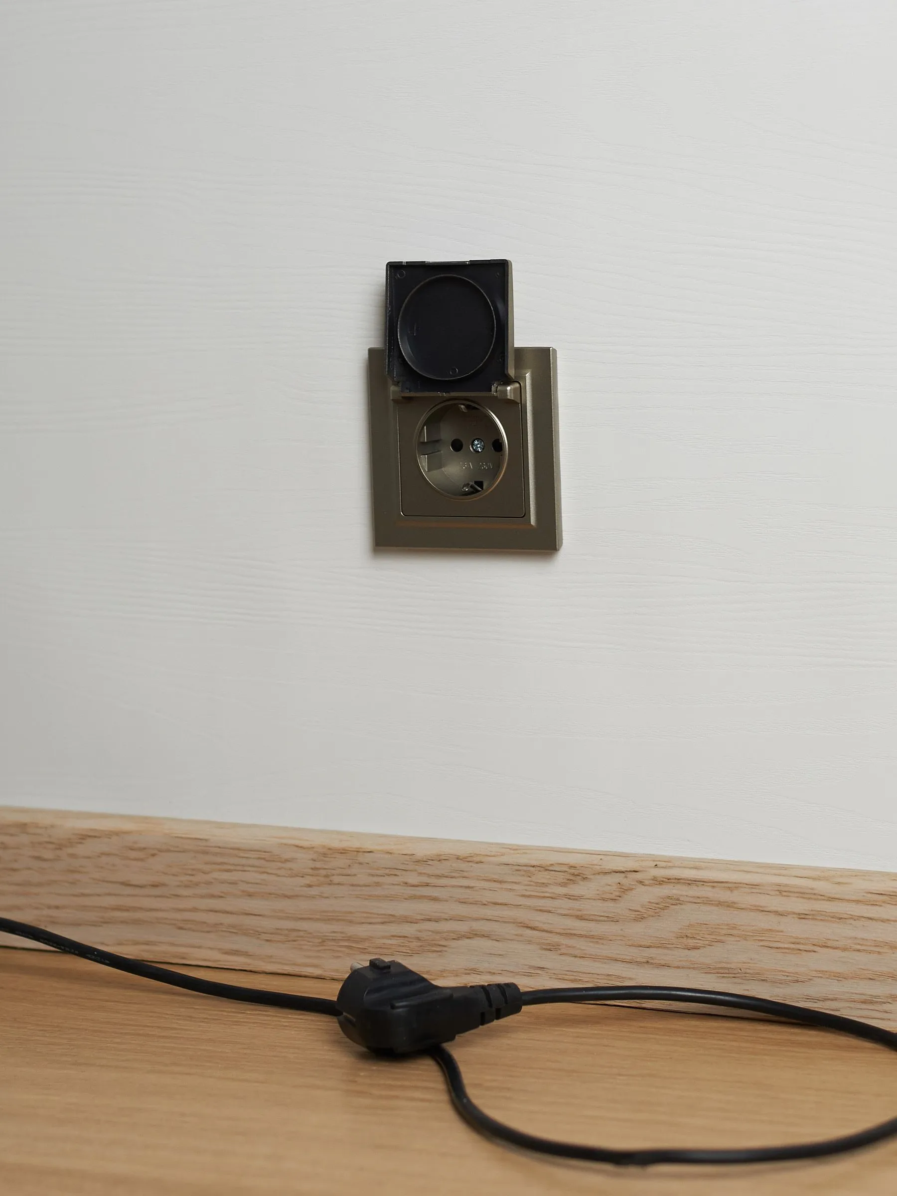 BRITE Розетка 1-местная с заземлением с защитными шторками и крышкой 16А IP20 РСбш10-3-БрШ шампань IEK - Фото 10