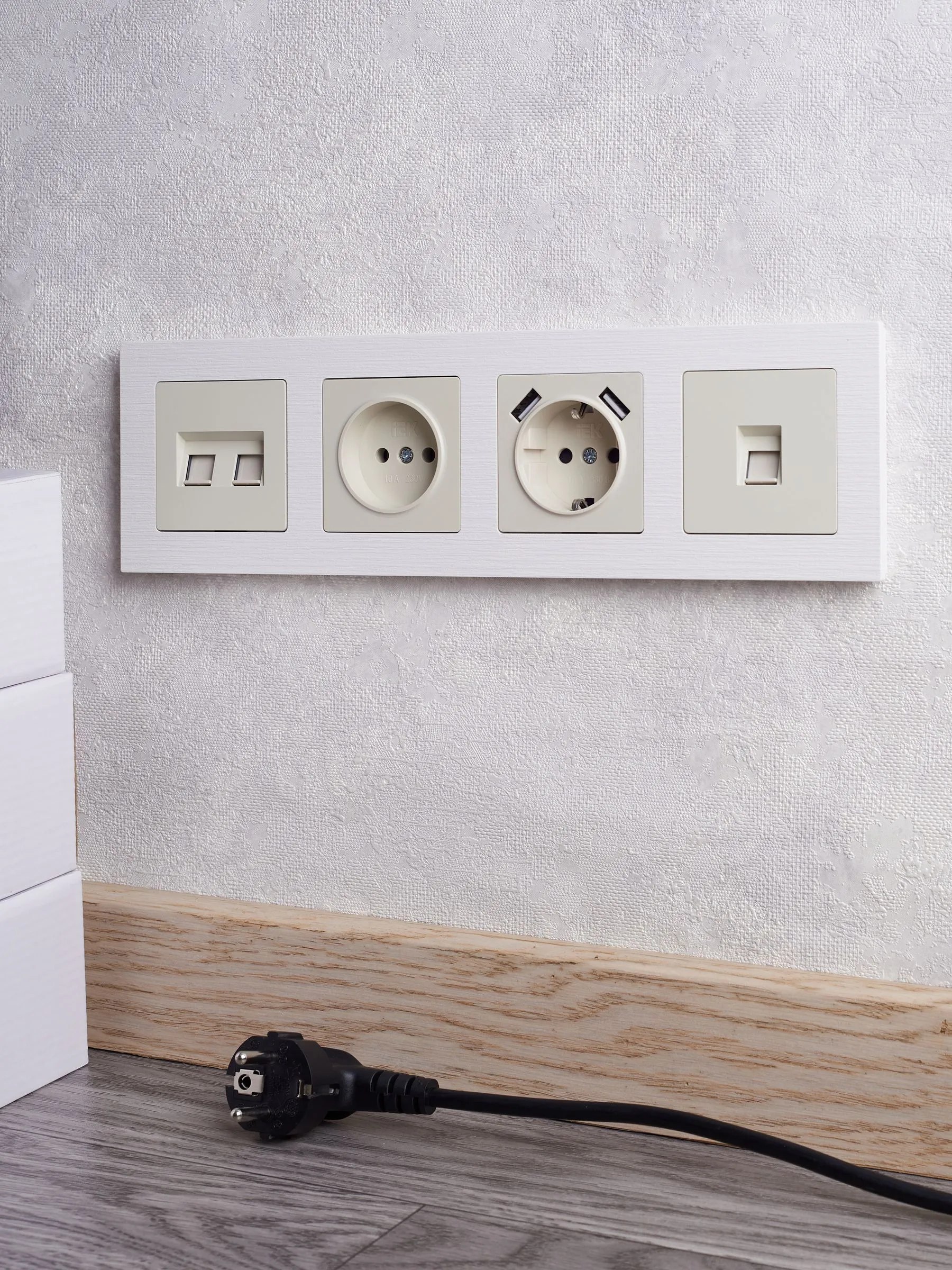 BRITE Рамка 4-местная РУ-4-Бр белый рифленый IEK - Фото 6